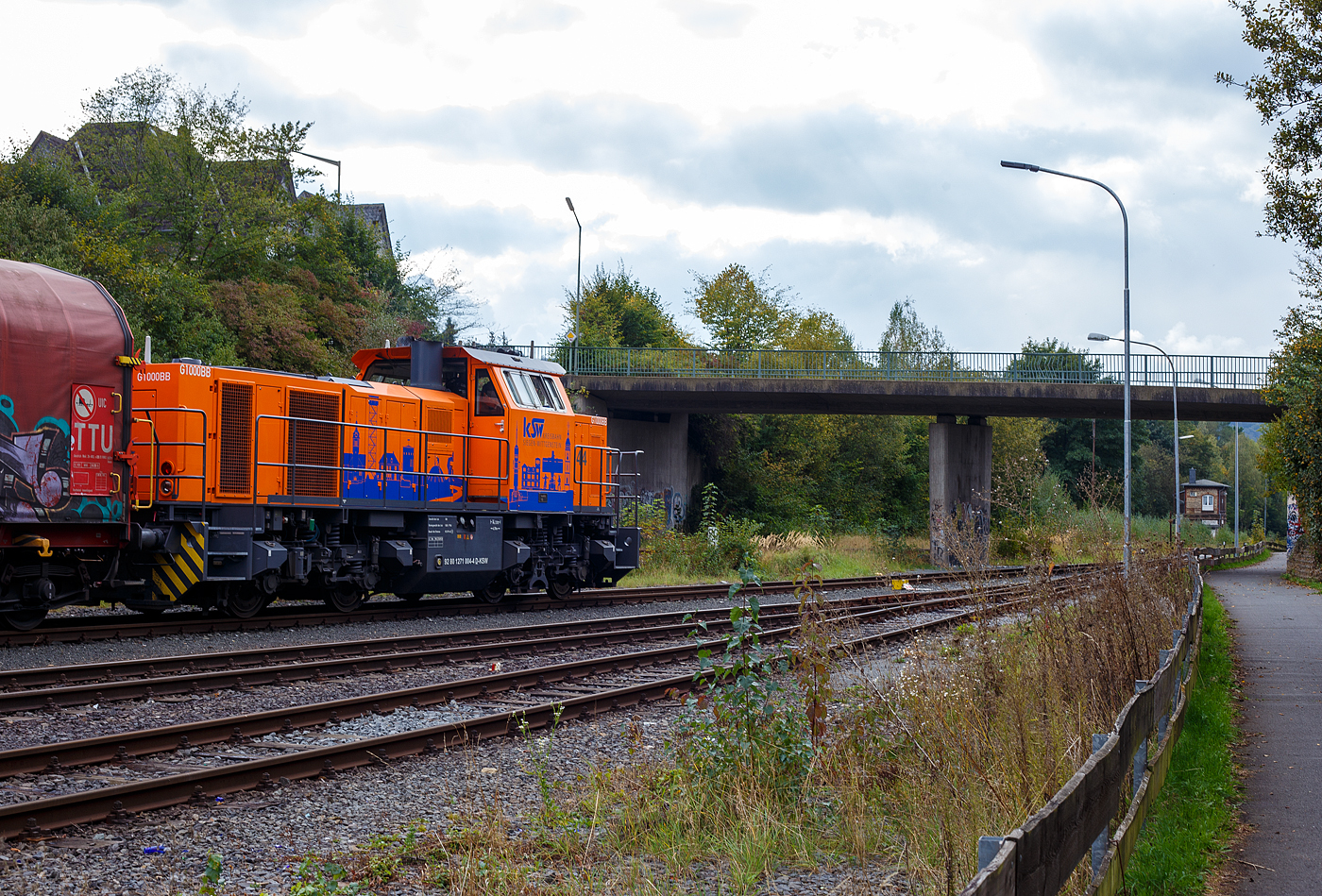 Die KSW 44 (92 80 1271 004-4 D-KSW) eine MaK G 1000 BB der KSW (Kreisbahn Siegen-Wittgenstein), steht am 02 Oktober 2024 mit einem Übergabezug (leere Wagen), auf ihren Rangierbahnhof in Herdorf der Betriebsstätte FGE -Freien Grunder Eisenbahn (KSW NE447 / DB-Nr. 9275), , zur Abfahrt bereit. 

Die Lok 44 wurde 2003 unter der Fabriknummer 1001462 bei Vossloh gebaut und am 05.01.2004 an die SK - Siegener Kreisbahn GmbH geliefert, welche ab Ende 2004 nun als Kreisbahn Siegen-Wittgenstein (KSW) firmiert.