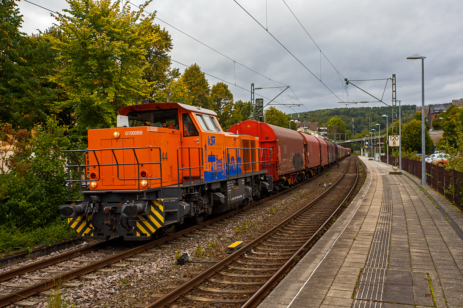 Die KSW 44 (92 80 1271 004-4 D-KSW) eine MaK G 1000 BB fährt am 18 September 2025, mit der erste Fuhre Coilzug der KSW (Wagen der Gattung Shimmns), durch Bahnhof Kirchen/Sieg in Richtung Betzdorf/Sieg bzw. Herdorf. Die zweite Fuhre kam kurzdrauf, nach die HLB RB, gezogen von der an die KSW vermietete 272 408-6 / D20 der Bentheimer Eisenbahn AG. 

In Betzdorf/Sieg wurden beide Coilzüge zu einem Zug vereinigt und im Sandwich bringen die KSW 44 die an die KSW vermietete 272 408-6 / D20 der Bentheimer Eisenbahn AG dann nach Herdorf. Da die Hellertalbahn (KBS 462) ja eingleisig ist und zwischen den Regionalverkehr der RB 96 (Hellertal-Bahn) passen muss, wird als gemeinsamer Zug gefahren.