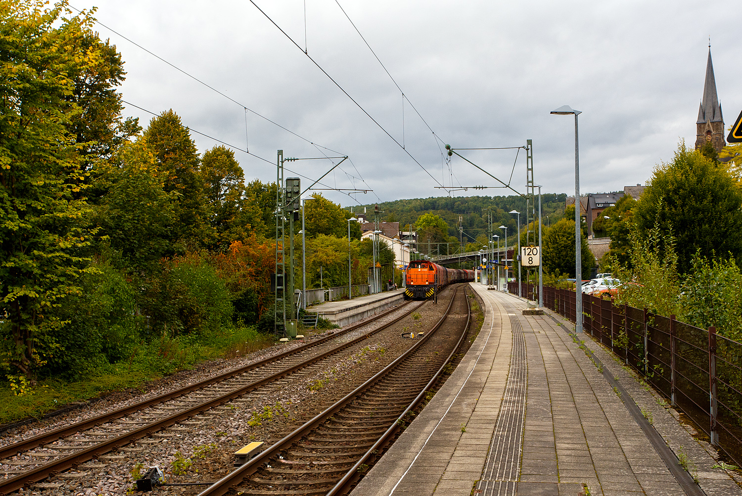 Die KSW 44 (92 80 1271 004-4 D-KSW) eine MaK G 1000 BB fährt am 18 September 2025, mit der erste Fuhre Coilzug der KSW (Wagen der Gattung Shimmns), durch Bahnhof Kirchen/Sieg in Richtung Betzdorf/Sieg bzw. Herdorf. Die zweite Fuhre kam kurzdrauf, nach die HLB RB, gezogen von der an die KSW vermietete 272 408-6 / D20 der Bentheimer Eisenbahn AG. 

In Betzdorf/Sieg wurden beide Coilzüge zu einem Zug vereinigt und im Sandwich bringen die KSW 44 die an die KSW vermietete 272 408-6 / D20 der Bentheimer Eisenbahn AG dann nach Herdorf. Da die Hellertalbahn (KBS 462) ja eingleisig ist und zwischen den Regionalverkehr der RB 96 (Hellertal-Bahn) passen muss, wird als gemeinsamer Zug gefahren.