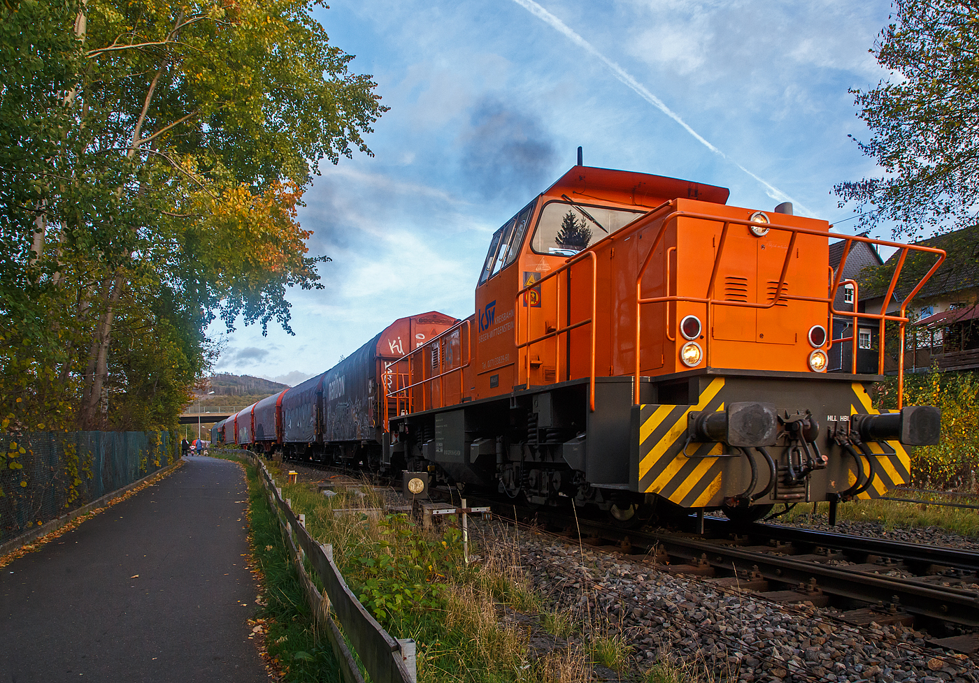 Die KSW 45 (98 80 0276 016-9 D-KSW) eine MaK G 1204 BB der Kreisbahn Siegen-Wittgenstein am 02.11.2022, mit einem langen Übergabezug, in Herdorf. Nun fährt sie los vom KSW Rangierbahnhof (Freien Grunder Eisenbahn), aber erst nur auf Gleis 4 vom Bahnhof Herdorf, da die eingleisige Strecke der Hellertalbahn (KBS 462) nach Betzdorf noch nicht frei ist.

Es war ein beträchtlich langer Zug, aber trotzdem reicht alleine die Zugkraft der MaK G 1204 BB mit einer Leistung von 1.120 kW (1.522 PS), da die Wagen alle leer sind. Die KSW bringt solche Wagenzüge (Übergabezüge) an Werktagen täglich (meist nachmittags) über Betzdorf (Sieg) zum DB Rbf Kreuztal. Dort werden dann wieder von der DB Cargo Züge für die einzelnen Bestimmungsorte zusammengestellt und abgefahren. 