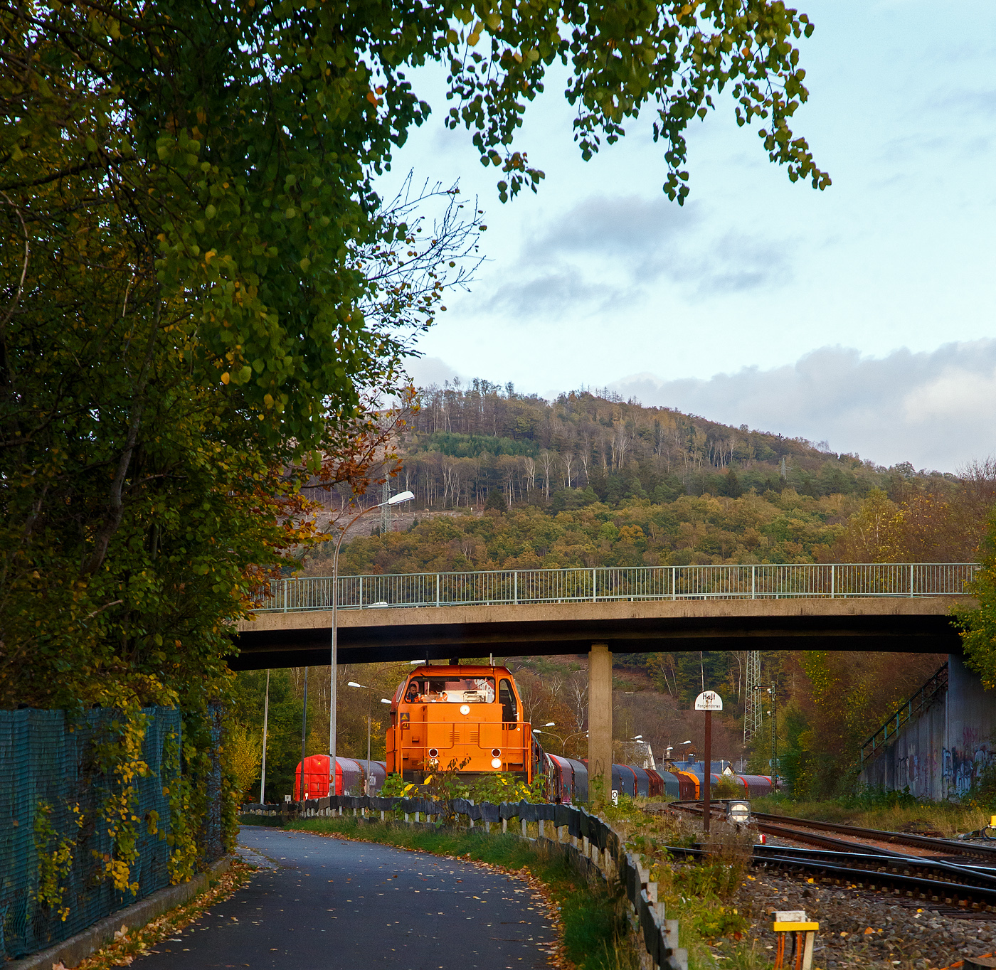 Die KSW 45 (98 80 0276 016-9 D-KSW) eine MaK G 1204 BB der Kreisbahn Siegen-Wittgenstein steht am 02.11.2022, mit einem langen Übergabezug, in Herdorf auf der KSW-Infrastruktur  Freien Grunder Eisenbahn  (NE 447) zur Abfahrt bereit.

Es war ein beträchtlich langer Zug, aber trotzdem reicht alleine die Zugkraft der MaK G 1204 BB mit einer Leistung von 1.120 kW (1.522 PS), da die Wagen alle leer sind. Die KSW bringt solche Wagenzüge (Übergabezüge) an Werktagen täglich (meist nachmittags) über Betzdorf (Sieg) zum DB Rbf Kreuztal. Dort werden dann wieder von der DB Cargo Züge für die einzelnen Bestimmungsorte zusammengestellt und abgefahren. 