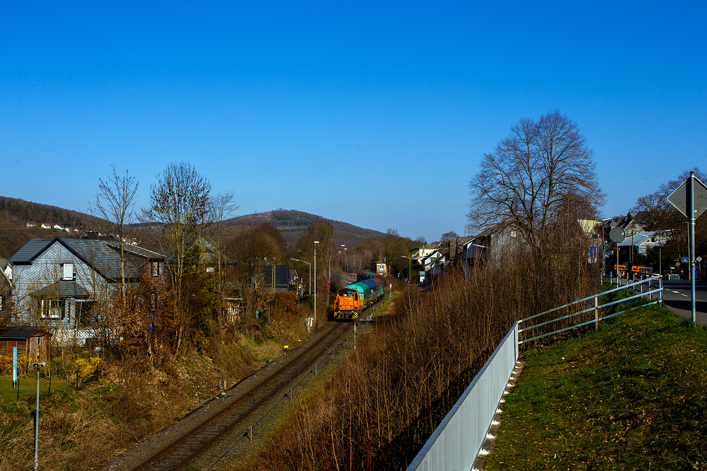 Die KSW 45 (98 80 0276 016-9 D-KSW), die MaK G 1204 BB der Kreisbahn Siegen-Wittgenstein fährt am 19 März 2026 mit einem Übergabezug (leere Coil-Wagen) von Herdorf nach Betzdorf/Sieg.

Nochmals einen lieben Gruß an den netten Lokführer zurück.

Die MaK G 1204 BB ist mit 1.120 kW (1.522 PS) die schwächste Lok der KSW. Die Lok ist übrigens eine ehemalige Schweizerin, sie wurde 1991 unter der Fabriknummer 1000866 bei MaK in Kiel gebaut und an die Sersa AG (Zürich) als Am 847 953-7  Bettina  geliefert. Im Jahr 1998 ging sie wieder nach Deutschland zur MaK / Vossloh Locomotives zurück, wo sie als Mietlok zur Verfügung stand. Nach mehreren Stationen als Mietlok (u.a. 2006 auch bei der KSW) wurde sie dann 2007 von der KSW gekauft und am 23.08.2007 nach Siegen überführt.