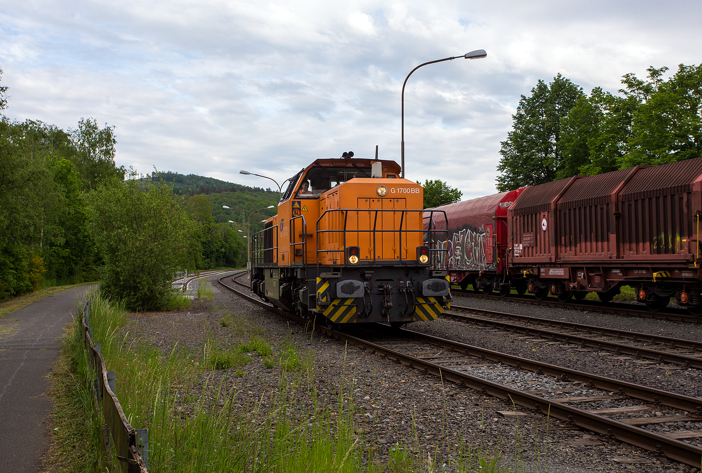 Die KSW 46 bzw. 277 807-4 (92 80 1277 807-4 D-KSW), die Vossloh G 1700-2 BB, der KSW (Kreisbahn Siegen-Wittgenstein), kommt am späten Nachmittag des15 Mai 2024, als Lz vom Pfannenberg (Neunkirchen-Salchendorf) im KSW Rangierbahnhof Herdorf (Betriebsstätte Freien Grunder Eisenbahn - NE 447) an. Hier wird sie nun einen bereitstehenden Übergabezug (leere Wagen) übernehmen und um diesen via Betzdorf nach Kreuztal zu bringen. 