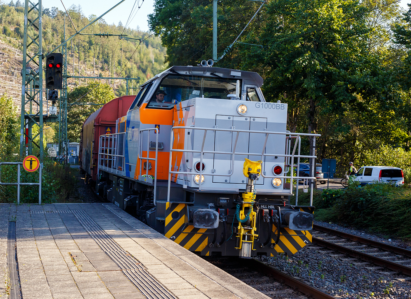 Die KSW 47 (92 80 1271 027-5 D-KSW), ex D 2 der HFM, eine Vossloh G 1000 BB der KSW (Kreisbahn Siegen-Wittgenstein), fährt am 17 September 2024 mit einem Übergabegüterzug (leere Wagen) durch Kirchen/Sieg in Richtung Siegen. Der Zug kam vom KSW-Rangierbahnhof in Herdorf (Betriebsstätte FGE -Freien Grunder Eisenbahn), nach dem Umsetzten in Betzdorf(Sieg), ging es dann über Siegen zum Rangierbahnhof der DB in Kreuztal.

Die Lok wurde 2008 unter der Fabriknummer 5001673 bei Vossloh in Kiel gebaut, 2009 ging sie zur kundenspezifische Anpassung zum Service-Zentrum Moers und erst am 16.07.2010 erfolgte die Auslieferung an HFM Managementgesellschaft für Hafen und Markt mbH in Frankfurt (Main)  D 2  (92 80 1271 027-5 D-HFM). Am 31.10.2016 ging sie dann an die Kreisbahn Siegen-Wittgenstein (KSW). Die Lok ist hier mit Rangierkupplungen vom Typ RK 900 ausgestattet.

Nochmals einen lieben Gruß an das KSW-Personal zurück.