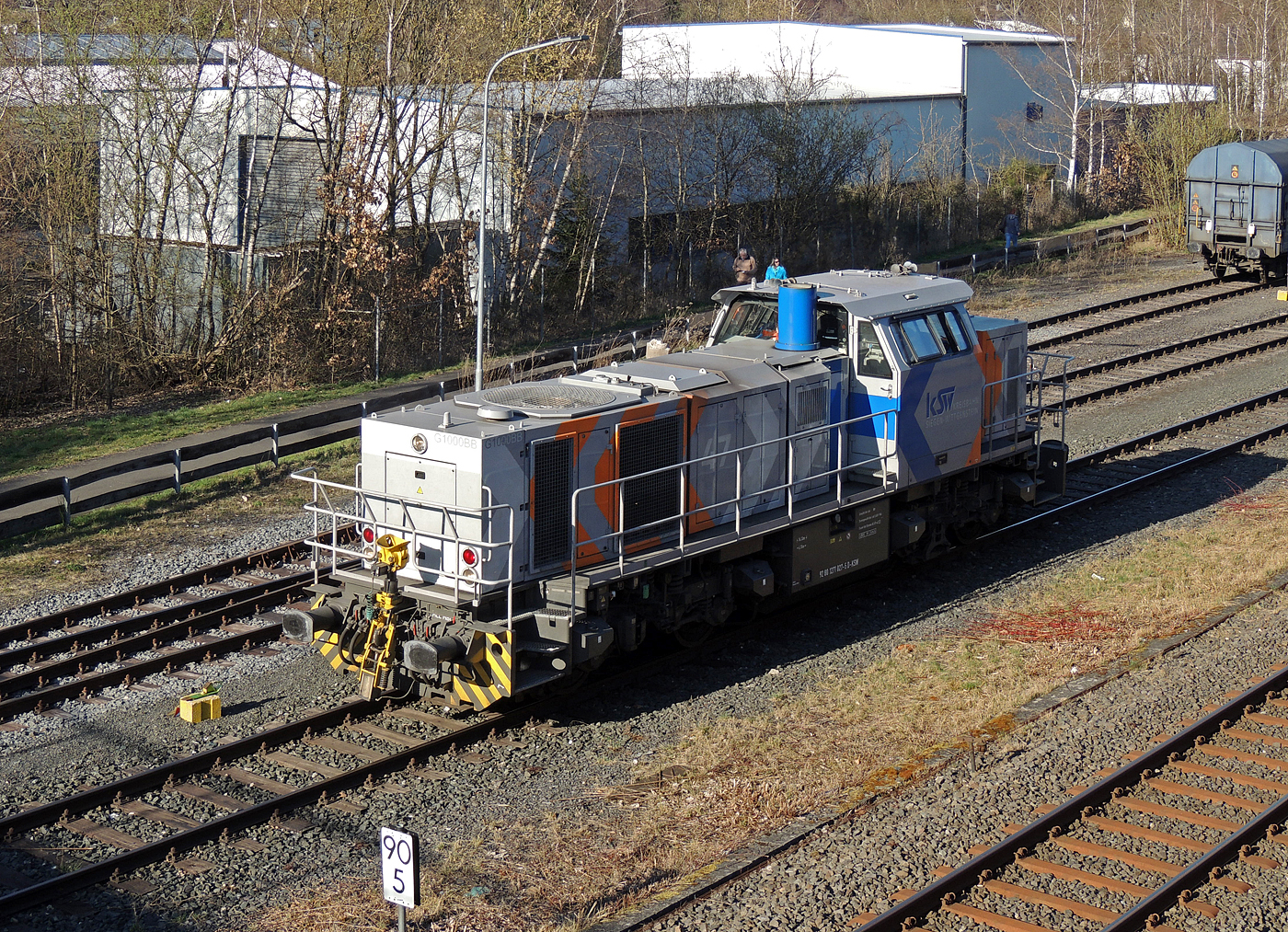 Die KSW 47 (92 80 1271 027-5 D-KSW), ex D 2 der HFM, eine Vossloh G 1000 BB der KSW (Kreisbahn Siegen-Wittgenstein), hat am 27 März 2025 in Herdorf ihre Arbeit vollbracht, nun geht es gleich wieder in Richtung Betzdorf. 