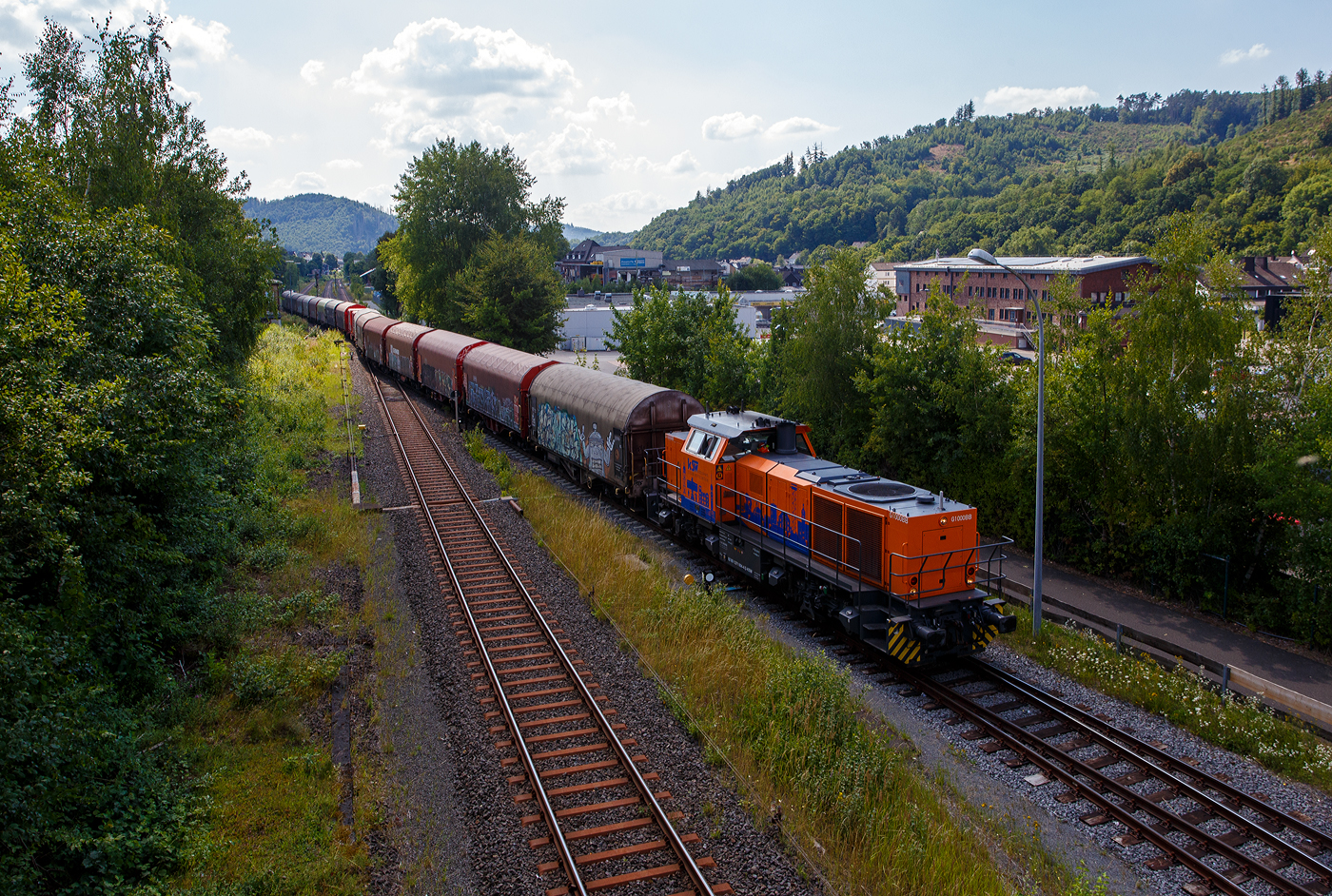 Die KSW (Kreisbahn Siegen-Wittgenstein) schlängelt sich am 25 Juli 2025 im Sandwich mit einem sehr langen und somit schweren Coilzug, von via Betzdorf/Sieg kommend, vom Gleis 4 in Herdorf auf den KSW-Rangierbahnhof (Betriebsstätte FGE - Freien Grunder Eisenbahn).

Vorne als Zuglok die KSW 44 (92 80 1271 004-4 D-KSW) eine MaK G 1000 BB und hinten nachschiebend die an die KSW vermietete 272 408-6 / D20 der Bentheimer Eisenbahn AG (92 80 1272 408-6 D-BE), ex Rurtalbahn V 203 (92 80 1272 408-6 D-RTBC), eine Vossloh G 2000BB (mit symmetrischem Führerhaus).