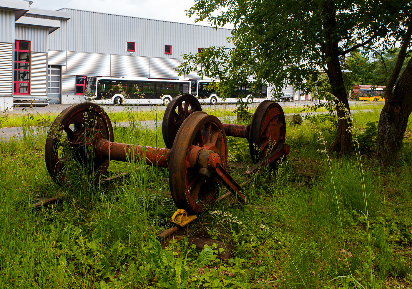 Die letzten Überbleibsel einer der vier Jung R 30 B (BR 3 944) der WEBA, die beiden Achsen mit (abgebrannten) Kuppelstangen beim Betriebshof der WEBA (Westerwaldbahn des Kreises Altenkirchen GmbH) auf der Bindweide bei Steinebach/Sieg , hier am 16 Juni 2024. Die WEBA hatte vier baugleiche Loks vom Typ Jung R 30 B, von der Lokfabrik Arnold Jung Lokomotivfabrik GmbH, Jungenthal, Kirchen a.d. Sieg, zwischen 1956 und 1957 beschafft. Die V26.1 und V26.3 waren bis 2017 noch als Reserveloks erhalten geblieben.