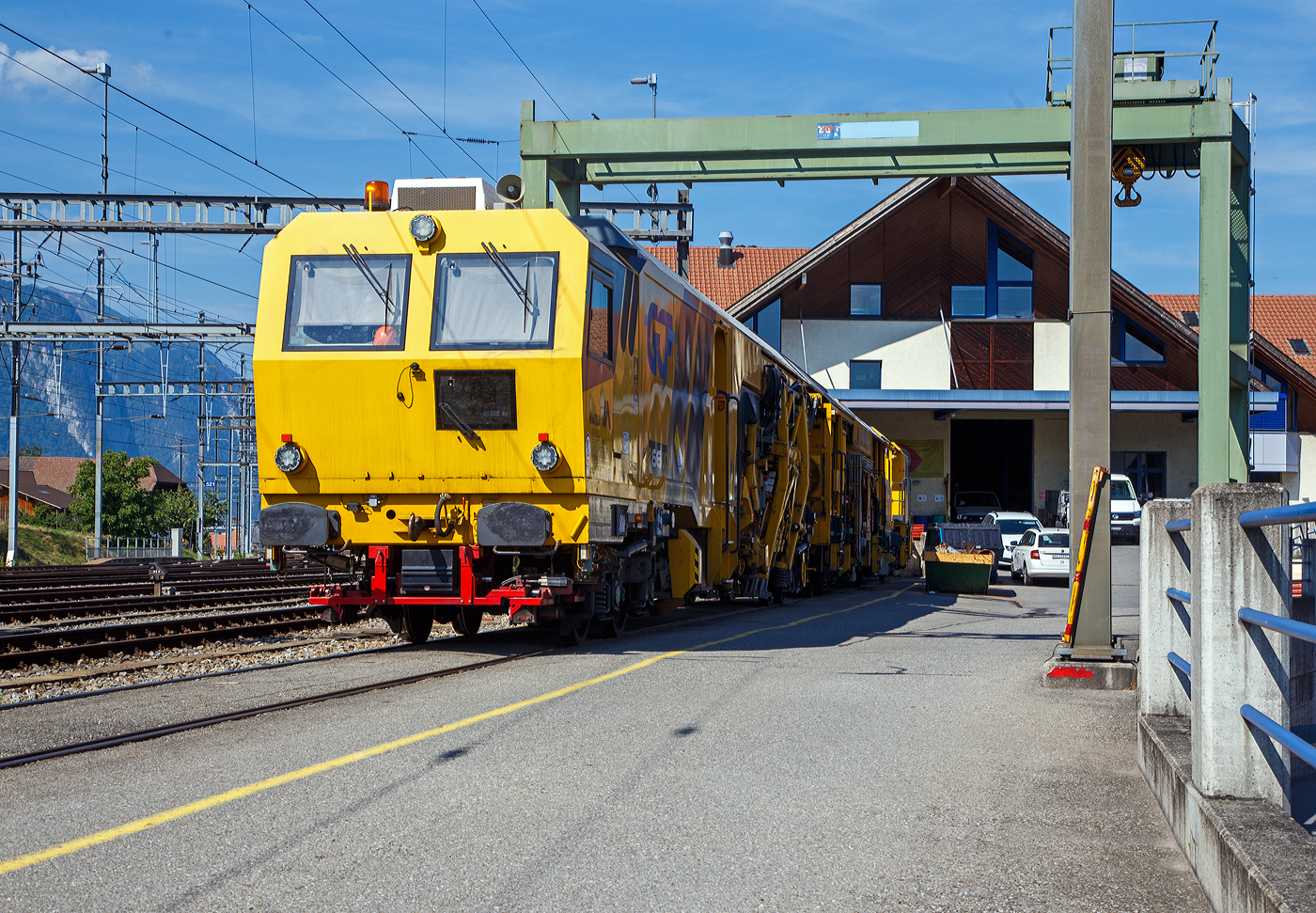 Die MATISA B 66 UC-D Hochleistungs-Universal-Stopfmaschine 99 85 9122 008-7 CH-CGF der italienischen GCF Generale Costruzioni Ferroviarie S.p.A. ist am 11.09.2023 bei der BLS in Spiez abgestellt.

Die Hochleistungsstopfmaschine B 66 UC-D ist eine kontinuierlich arbeitende Doppelkopf-Universal-Stopfmaschine, die für konventionelle und Hochgeschwindigkeitsstrecken geeignet ist. Die B 66 UC-D besteht aus einem Stopfsatelliten, der von zwei Drehgestellen getragen wird, auf denen der Maschinenrahmen ruht. Die Antriebseinheit befindet sich auf dem Anhänger, der von einem Drehgestell und einer Achse ruht.

Der Shuttle / Satellit verfügt über acht unabhängige Stopfeinheiten, eine Nivellier-Richtzange und zwei teleskopische Hebevorrichtungen für die abweichenden Gleise, die diese Richtzange unterstützt. Diese Maschine ist in der Lage, im kontinuierlichen Betrieb Weichen und freie Strecken zu bearbeiten. Bei Bedarf können diese Arbeiten auch diskontinuierlich ausgeführt werden. Je nach Standortbedingungen, kann sie sowohl als Einzel- als auch als Zweischwellenmaschine eingesetzt werden. All diese Eigenschaften machen die B 66 UC-D zu einer sehr vielseitigen Maschine.

Die B 66 UC-D ist eine Hochleistungs-Stopfmaschine, die sich durch Stopfwerkzeuge mit einer Reichweite von 2.800 mm ab Gleismitte auszeichnet. Sie ist insbesondere für die Bearbeitung von Weichen bestimmt ist. Die vier Stopfeinheiten können unabhängig voneinander in  allen drei Achsen bewegt werden, was sie besonders auszeichnet. Der seitliche Verfahrweg ermöglicht das Stopfen des abgehenden Stranges bis zu einem Abstand von 2.800 mm ab Gleisachse, während die Längsbeweglichkeit über 560 mm das Unterstopfen der schräg verlegten Langschwellen vereinfacht.

TECHNISCHE DATEN:
Spurweite: 1.435 mm	
Achsfolge: Bo´2´+2´1´ /  im Arbeitsmodus Bo´Bo´ +2´1´
Eigengewicht: 154.300 kg
Länge über Puffer : 47.900 mm  	 
Drehzapfenabstände:  11.000 / 6.530 / 14.800 mm
Achsabstand der Drehgestelle: 1.800 mm
Raddurchmesser: 840 mm
Höchstgeschwindigkeit: 100 km/h (Eigen) / 100 km/h geschleppt
Leistung des Dieselmotors: 	563 kW 
Min. Kurvenradius im Fahrbetrieb: R 90 m (R 150 m im Zugverband)
Min. Kurvenradius im Arbeitsbetrieb: R 150 m
Bremse: 2 x KE-GP (K)
