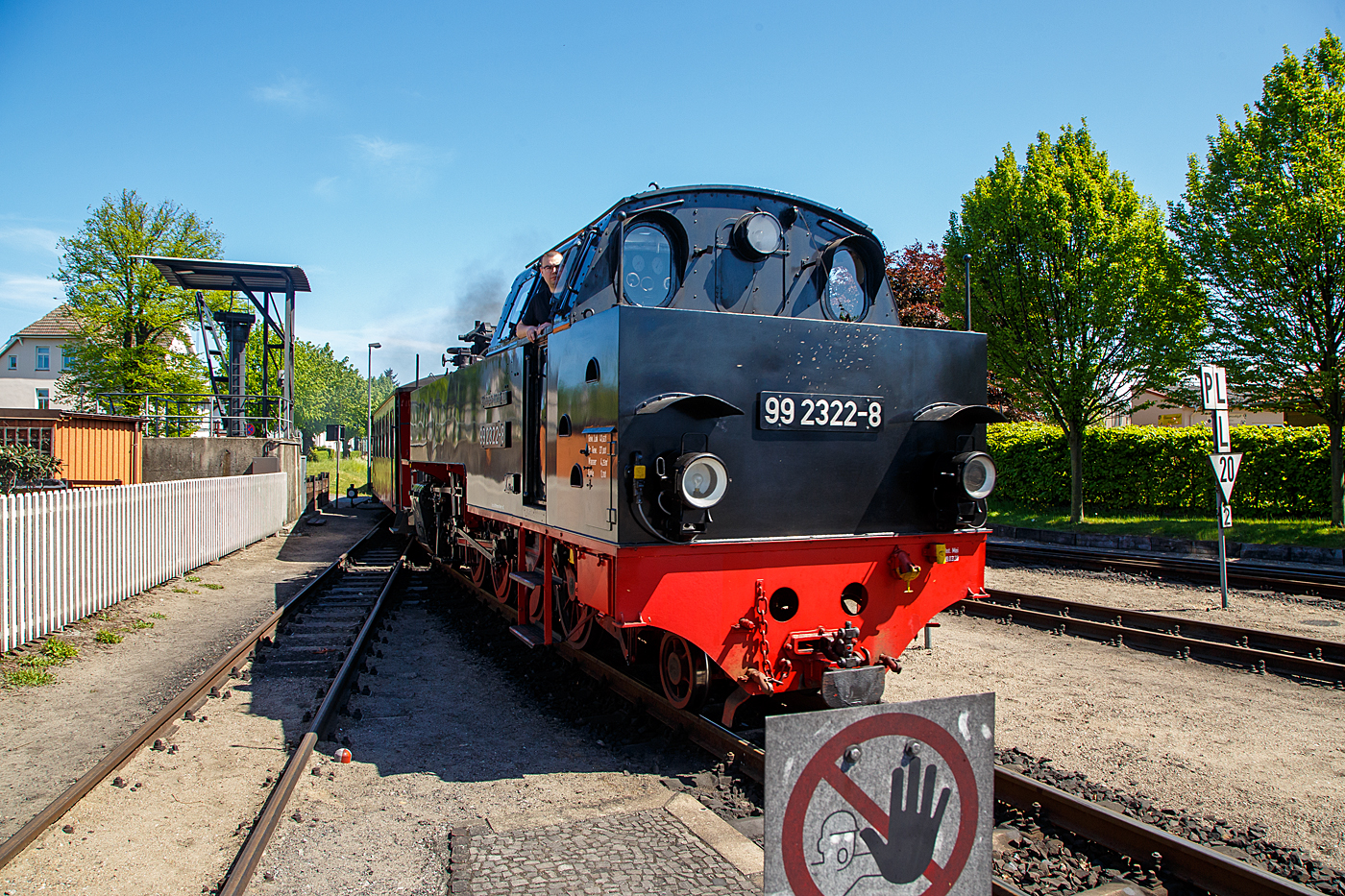 Die MBB 99 2322-8 der Mecklenburgischen B�derbahn Molli erreicht am 15 Mai 2022 Tender voraus, mit dem MBB Dampfzug, nun den Zielbahnhof K�hlungsborn-West. Der Zug wird auch als RB 31 „B�derbahn Molli“ gef�hrt. Links im Bild die Bekohlungsanlage. 

Die 900 mm-Schmalspur-Dampflok der DR-Baureihe 99.32 wurde1932 von O&K - Orenstein & Koppel AG in Berlin-Drewitz unter der Fabriknummer 12401 gebaut und an die DRG - Deutsche Reichsbahn-Gesellschaft als DR 99 322, f�r die B�derbahn Bad Doberan–K�hlungsborn, geliefert.

Lebenslauf der Lok:
1932  bis 1970 DRG, DRB bzw. DR 99 322
01.06.1970 Umzeichnung in DR 99 2322-8 
01.01.1992 Umzeichnung in DR 099 902-9
01.01.1994 DB 099 902-9 
Seit dem 04.10.1995 Mecklenburgische B�derbahn Molli GmbH, Bad Doberan MBB 99 2322-8

Die Fahrzeuge der Baureihe 99.32 der Deutschen Reichsbahn sind nach den Einheitsgrunds�tzen gebaute Schmalspur-Lokomotiven f�r die Spurweite von 900 mm. Die 1932 f�r die B�derbahn Bad Doberan - K�hlungsborn beschafften drei Lokomotiven sind bis heute im Einsatz und werden durch eine 2009 von dem Dampflokwerk Meiningen nachgebaute Lokomotive dabei erg�nzt.