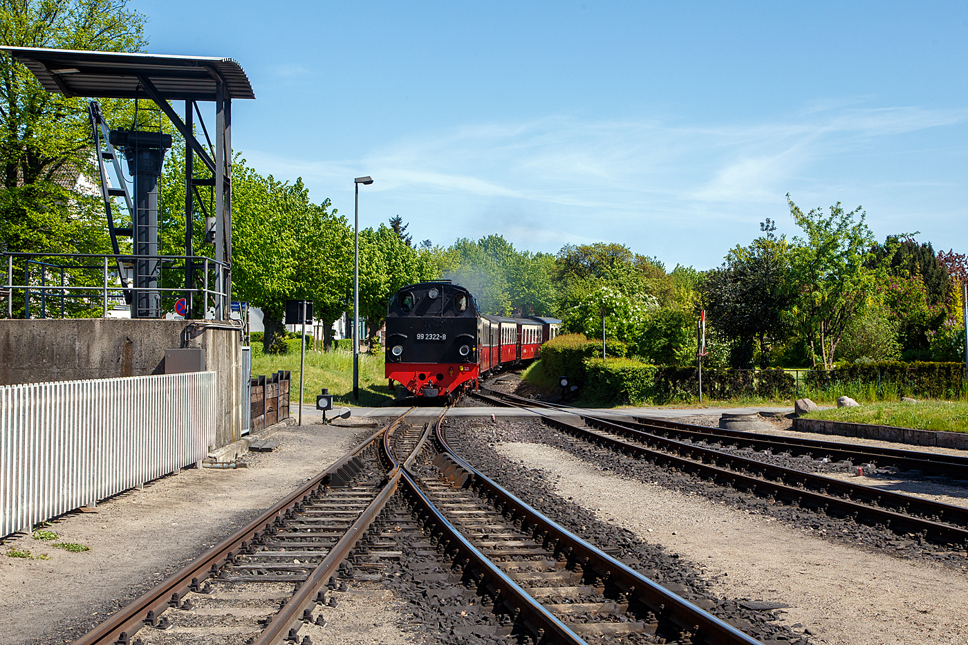 Die MBB 99 2322-8 der Mecklenburgischen B�derbahn Molli erreicht am 15 Mai 2022 Tender voraus, mit dem MBB Dampfzug, nun den Zielbahnhof K�hlungsborn-West. Der Zug wird auch als RB 31 „B�derbahn Molli“ gef�hrt. Links im Bild die Bekohlungsanlage. 