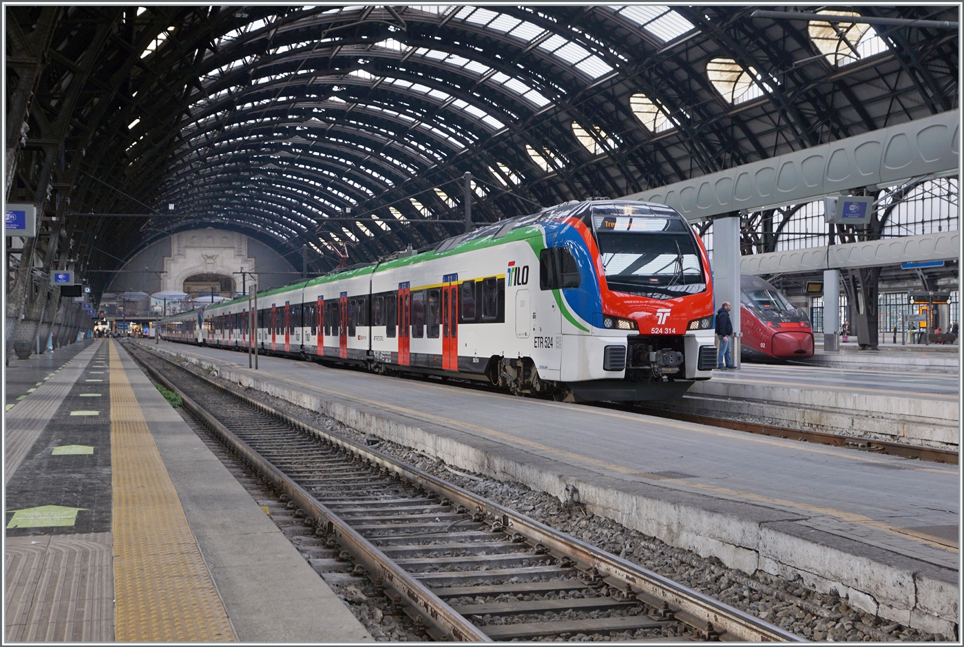 Die meines Erachtens sehr gelungene TILO Farbgebung bringt eine bunte Abwechslung in ohnehin interessante Betriebsgeschehen von Milano Centrale. Die Linie RE80 verkehret nun st�ndlich von Milano Centrale nach Locarno via Cenerie Bassistunnel und eine neune Verbindungskurve zur Strecke nach Locarno. 

Der SBB TILO RABe 524 314 und ein weiterer warten in Milano auf die Abfahrt. 

8. November 2022