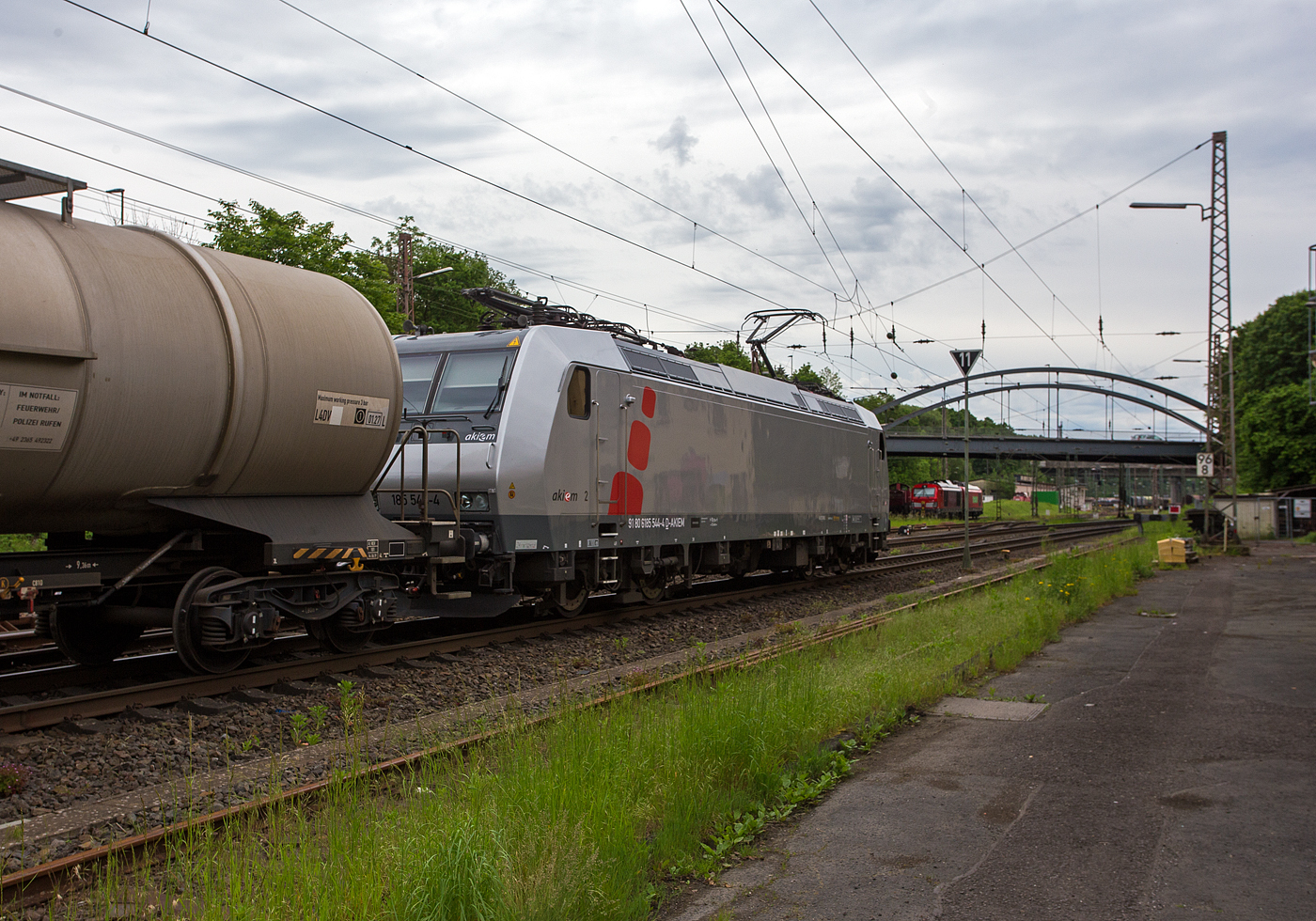 Die mit DACH-Zulassung (Deutschland, Österreich und Schweiz) an die DB Cargo AG vermietete Akiem 185 544-4 (91 80 6185 544-4 D-AKIEM), ex MRCE Dispolok (91 80 6185 544-4 D-DISPO), fährt am 21 Mai 2024 mit einem gemischten Güterzug von Kreuztal weiter in südlicher Richtung. Zuvor hatte sie beim Bahnhof Kreuztal länger Hp 0.

Nochmals einen lieben Gruß an den netten Lokführer zurück.

Die TRAXX F140 AC1 wurde 2005 von Bombardier Transportation GmbH in Kassel unter der Fabriknummer 33729 gebaut und an die MRCE - Mitsui Rail Capital Europe geliefert. An die AKIEM SAS wurde sie 2023 verkauft. Sie hat die Zulassungen für Deutschland, Österreich und die Schweiz (D/A/CH), die zugel. Höchstgeschwindigkeit beträgt 140 km/h. 
