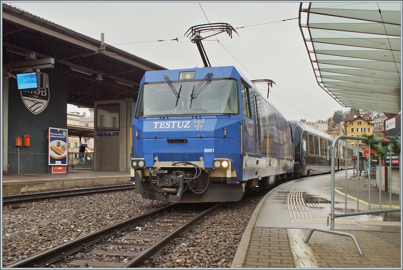 Die MOB Ge 4/4 8001 in fast traditionellem MOB Blau wartet mit ihrem GPX (GoldenPassExpress) in Montreux gut zwei Tage zu früh auf die Abfahrt nach Interlaken Ost.

9. Dezember 2022 