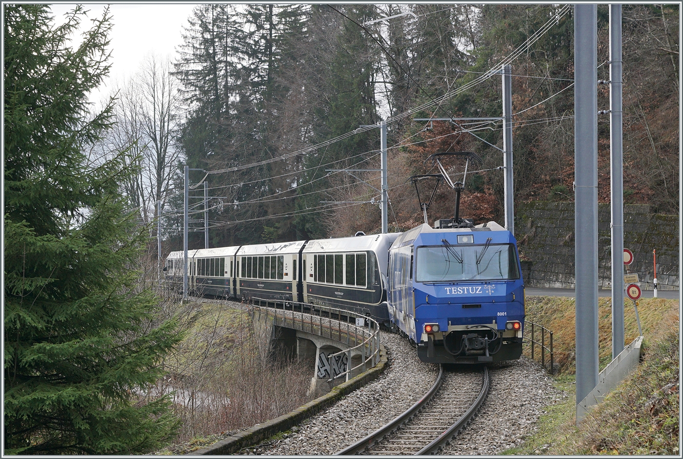 Die MOB Ge 4/4 8001 ist als Schublok mit dem GoldenPass Express 4065 von Interlaken nach Montreux unterwegs. Die Ge 4/4 8001 hat den Zug in Zweisimmen �bernommen und rollt nun kurz nach der 93 Meter langen Pont Gardiol, welche den Bois des Chenaux �berbr�ckt, ihrem Ziel Montreux entgegen.

4. Januar 2023