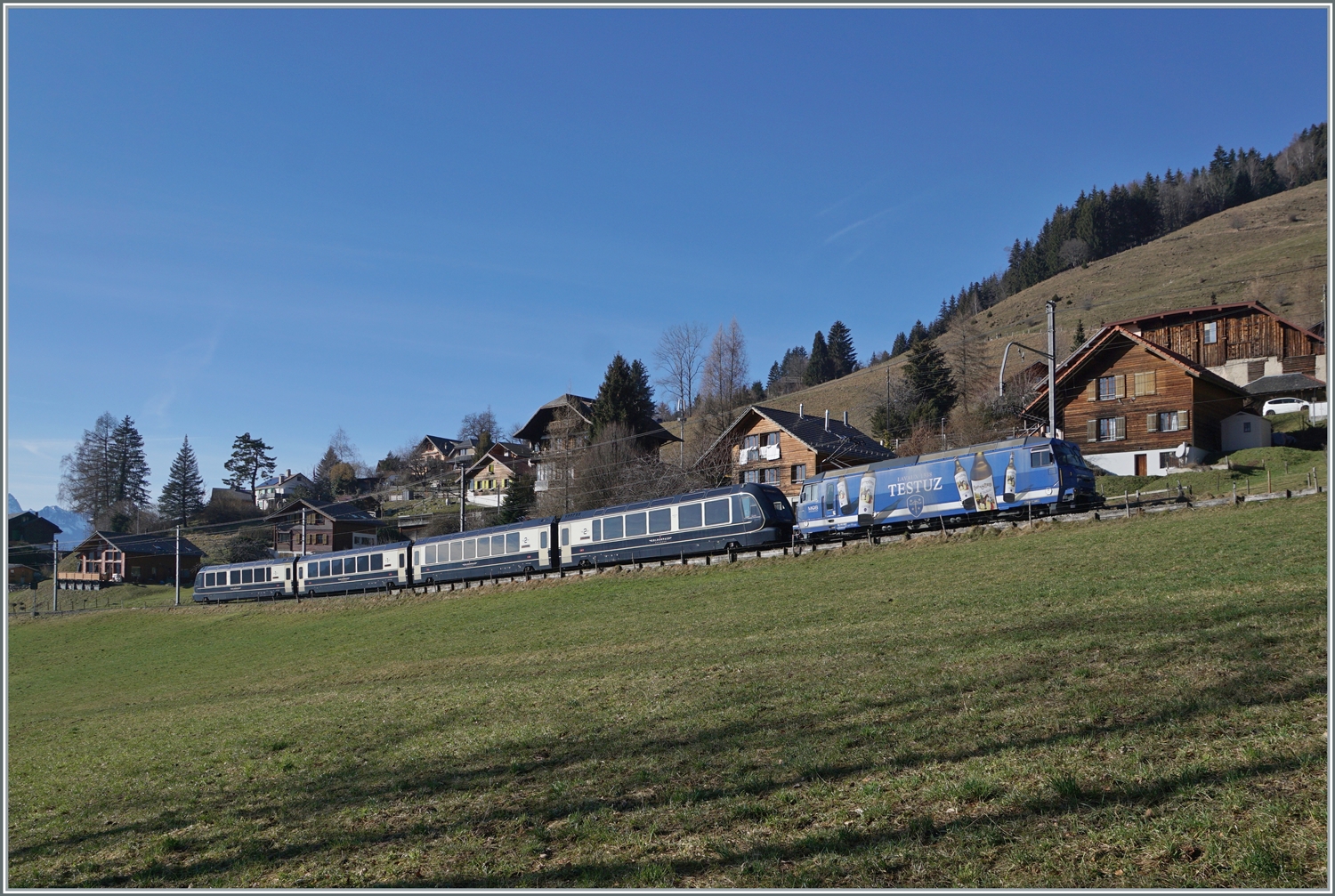 Die MOB Ge 4/4 8001 ist mit dem GoldenPass Express GPX kurz vor Les Avants auf dem Weg nach Interlaken.

28. Jan. 2024