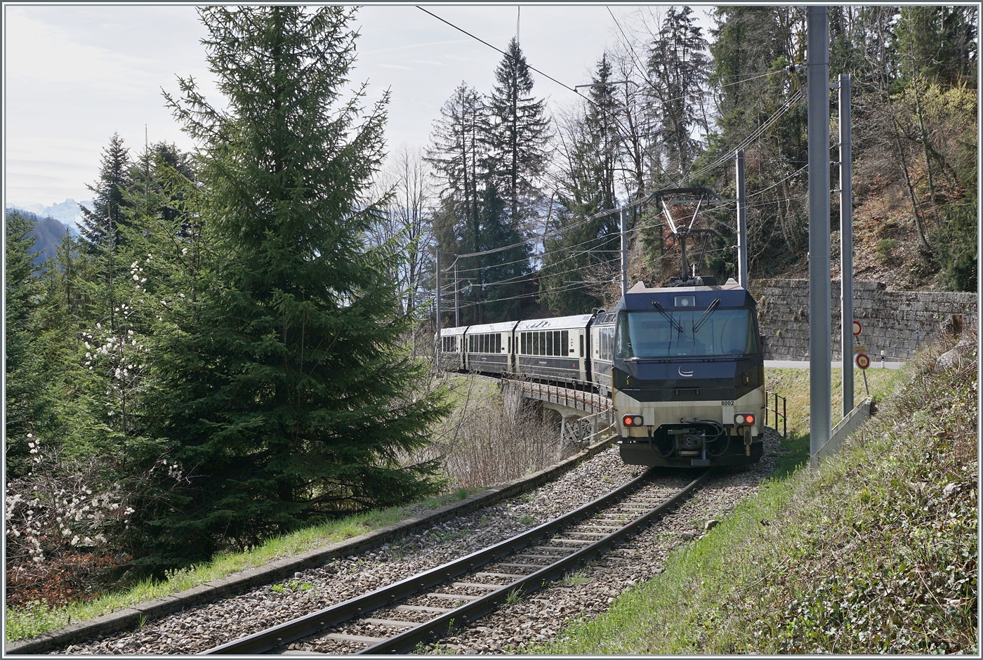 Die MOB Ge 4/4 8002 ist kurz vor Sendy-Sollard mit dem Goldenpass Express GPX 4065 von Interlaken Ost nach Montreux unterwegs. 

22. März 2024