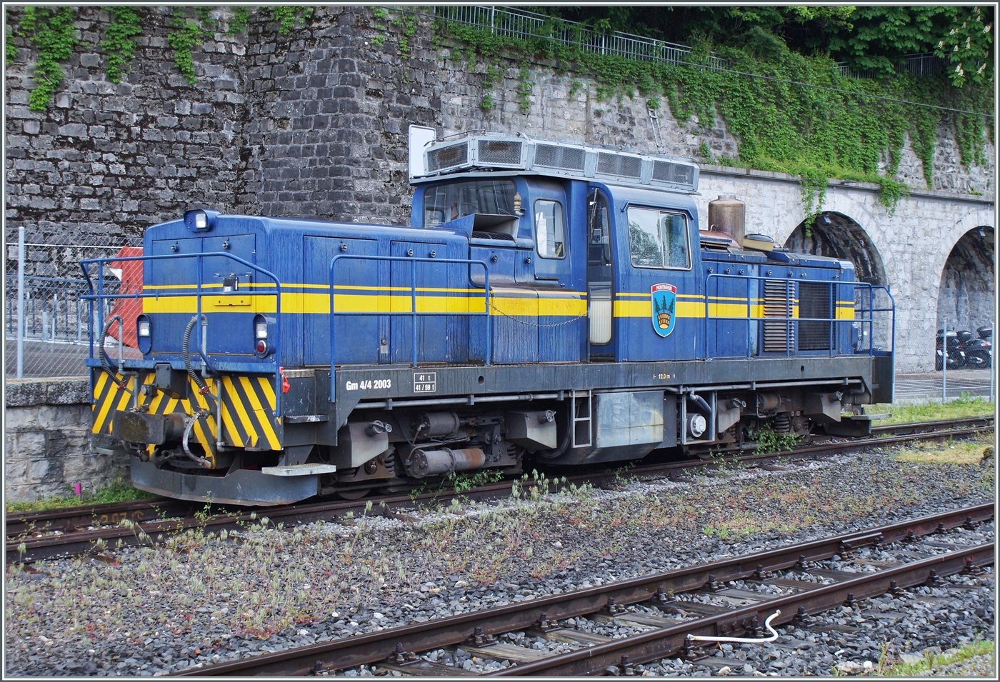 Die MOB Gm 4/4 2003  Montbovon  steht in Vevey und wartet auf ihren nächsten Einsatz. Die MOB erhielt 1976 die Diesellok Gm 4/4 2003, um ein leistungsfähiges, fahrleitungsunabhängiges Fahrzeuge für entsprechende Einsätze zur Verfügung zu haben. Die französische Firma Moyse in La Courneuve konstruier die Lok, die sich bei der MOB sehr bewährte, so dass die MOB eine zweite Gm 4/4 bestellte. 11. Mai 2023
