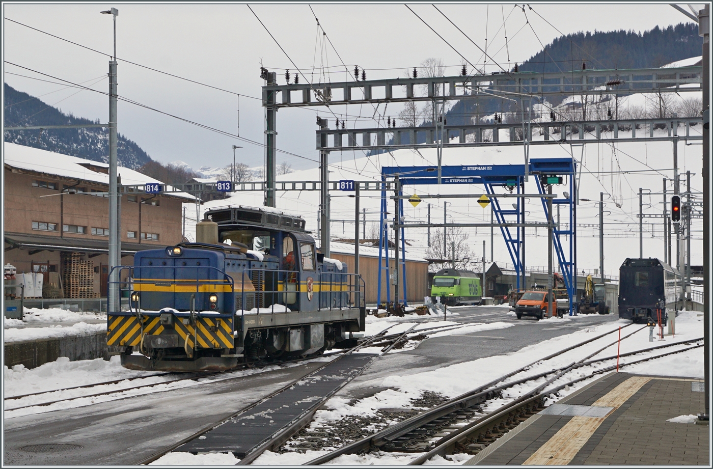 Die MOB Gm 4/4 2004  Albeuve  rangiert in Zweisimmen. 

15. Dez. 2022