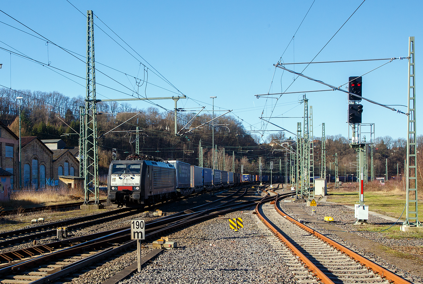 Die MRCE Dispolok ES 64 F4 – 088  bzw. 189-993 / LZB 189 993-9 (91 80 6189 993-9 D-DISPO Class 189-VE) fährt am 08.02.2023, mit einem KLV-Zug durch Brachbach in Richtung Siegen.

Die Siemens EuroSprinter wurde 2004 von SIEMENS in München-Allach unter der Fabriknummer 20732 gebaut.
