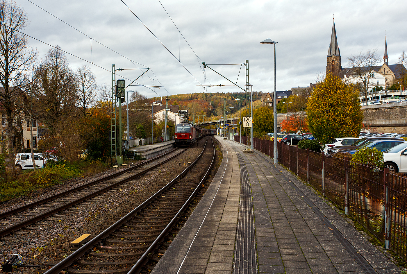Die ÖBB 1293 086 (91 81 1293 086-5 A-ÖBB), eine Siemens Vectron MS (X4E) in der Variante A35-1a (Länderpaket) der ÖBB-Produktion GmbH, fährt am 29 Oktober 2025 mit einem langen gedeckten Güterzug (Schiebewandwagen der Gattung Habbiins 14) durch den Bahnhof Kirchen (Sieg) in Richtung Köln.

Die SIEMENS Vectron MS / X4E wurde 2023 von Siemens in München-Allach unter der Fabriknummer 23331 und an die ÖBB - Österreichische Bundesbahnen (ÖBB-Produktion GmbH) geliefert. Sie ist in der Variante A35-1a ausgeführt und hat so die Zulassungen für A, D, I, SLO, CZ, SK, H, PL und HR. Von der Variante A35 hat die ÖBB insgesamt 123 Loks (1293 001-123).
