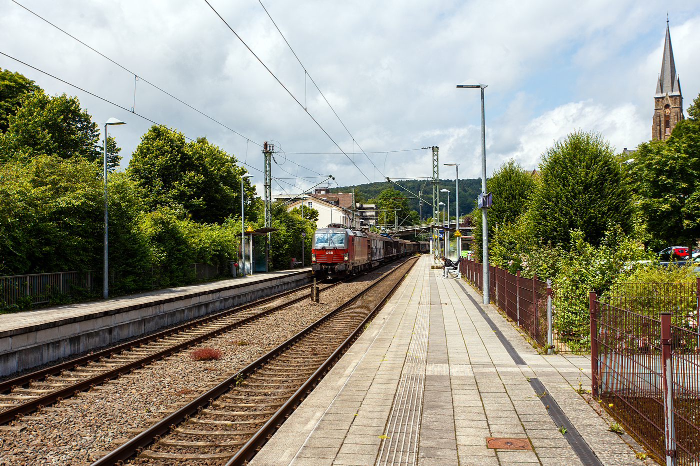 Die ÖBB 1293 190-5 (91 81 1293 190-5 A-ÖBB), eine Siemens Vectron MS (X4E) der Variante A60 (Länderpaket) fährt am 04 Juli 2024 mit einem gedeckten Güterzug (Schiebewandwagen) durch Kirchen(Sieg) in Richtung Köln.

Die Siemens Vectron MS / X4E wurde 2020 von Siemens in München-Allach unter der Fabriknummer 22839 und an die ÖBB - Österreichische Bundesbahnen (ÖBB-Produktion GmbH) geliefert. Sie ist in der Variante A60 auf geführt und hat so die Zulassungen für A / D / CZ / PL / SK / H / RO / BG / HR /SRB / NL / B, wobei noch einige Länder noch durchgestrichen sind. Von der Variante A60 hat die ÖBB 2019 insgesamt 28 Loks (1293 173 bis 1293 200) abgerufen.