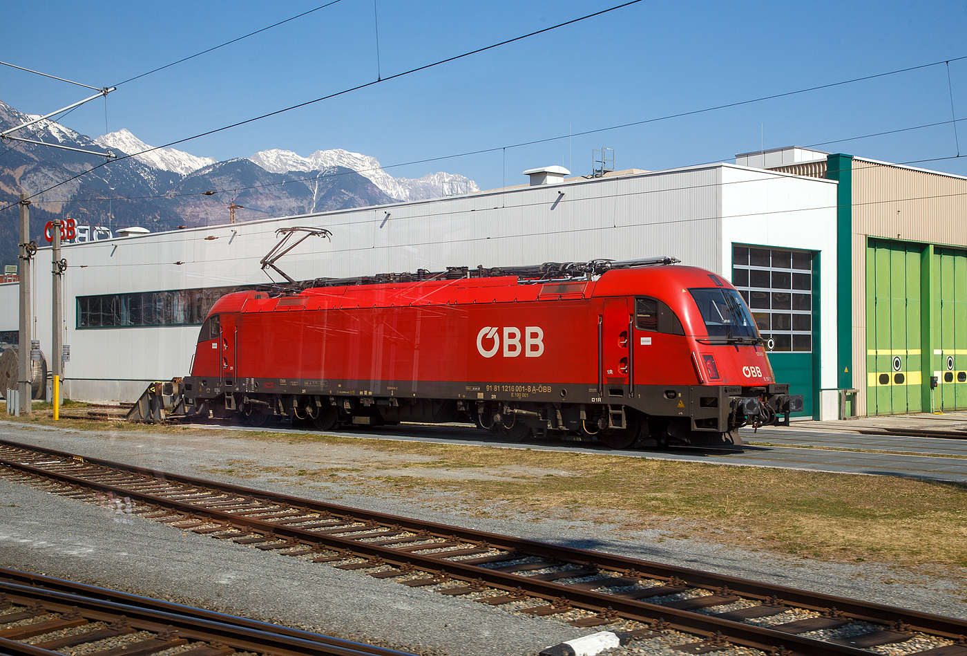Die ÖBB Taurus III - 1216 001 / E 190 001 (91 81 1216 001-8 A-ÖBB) ist 28 März 2022 im Depot (Technische Services) beim Hbf Innsbruck abgestellt. Aufgenommen aus einem einfahrenden EC durch die Scheibe.

Die Siemens ES 64 U4-A (Variante A für Österreich, Deutschland, Italien und Slowenien) wurde 2005 unter der Fabriknummer 21087 von Siemens gebaut und an die ÖBB (Österreichische Bundesbahnen) geliefert.