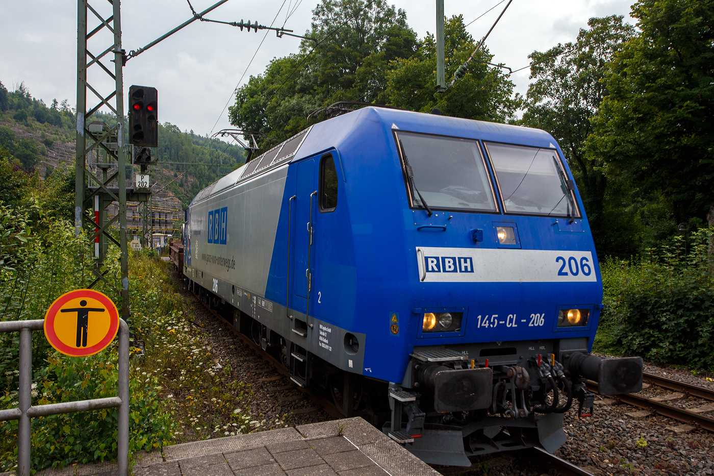 Die RBH 206 / 145-CL-206 / 145 102-0 (91 80 6145 102-0 D-RBH) der RBH Logistics GmbH, Gladbeck, ex RBH - RAG Bahn and Hafen GmbH, fährt am 28 Juli 2025 mit einem offenen Warmband-Coilzug durch den Bahnhof Kirchen/Sieg in Richtung Siegen.

Die TRAXX F140 AC wurde 2001 von ADtranz (ABB Daimler-Benz Transportation GmbH) / Bombardier Transportation in Kassel unter Fabriknummern 33850 gebaut.
