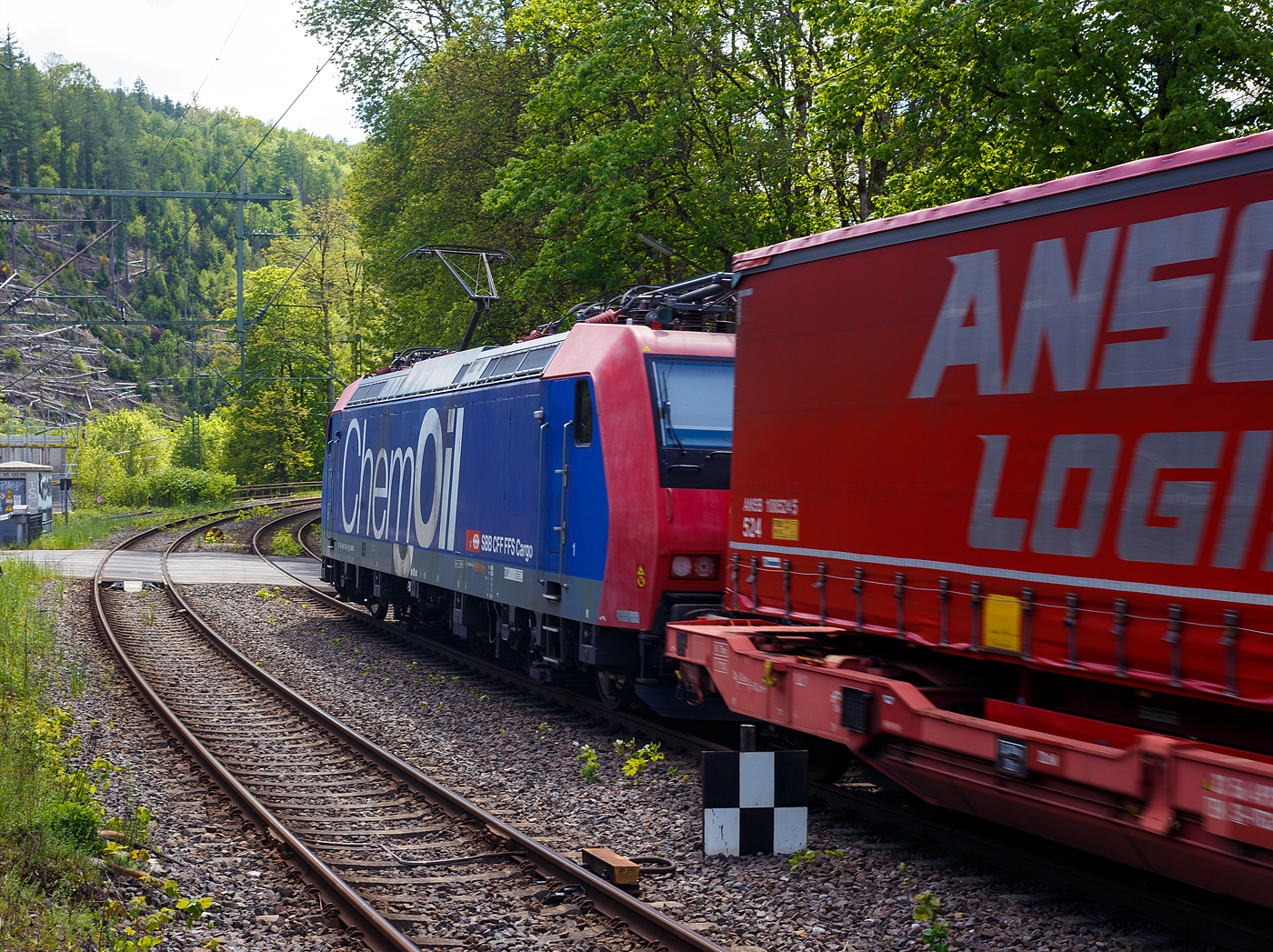 Die Re 482 015-5 „ChemOil“ (91 85 4482 015-5 CH-SBBC) der SBB Cargo AG fährt am 06 Mai 2025, mit einem KLV-Zug durch den Bahnhof Kirchen/Sieg in Richtung Köln.

Die TRAXX F140 AC1 wurde 2003 von Bombardier in Kassel unter der Fabriknummer 33563 gebaut und an die SBB Cargo AG geliefert. Sie hat die Zulassungen und Zugbeeinflussungssysteme für die Schweiz und Deutschland. Zurzeit ist sie an die SBB Cargo International AG vermietet.