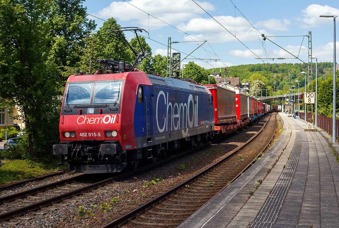 Die Re 482 015-5 „ChemOil“ (91 85 4482 015-5 CH-SBBC) der SBB Cargo AG fährt am 06 Mai 2025, mit einem KLV-Zug durch den Bahnhof Kirchen/Sieg in Richtung Köln.

Die TRAXX F140 AC1 wurde 2003 von Bombardier in Kassel unter der Fabriknummer 33563 gebaut und an die SBB Cargo AG geliefert. Sie hat die Zulassungen und Zugbeeinflussungssysteme für die Schweiz und Deutschland. Zurzeit ist sie an die SBB Cargo International AG vermietet.