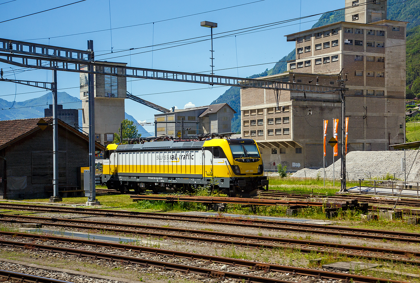Die Rem 487 001 (91 85 4487 001-0 CH-SRTAG) der Swiss Rail Traffic AG, ist am 23 Juni 2016 bei Brunnen (Schweiz) angestellt. 

Die Bombardier TRAXX F160 AC3 LM wurde 2014 von Bombardier in Kassel unter der Fabriknummer 35113 gebaut. 

Im September 2014 bestellte Swiss Rail Traffic (SRT) eine Lokomotive (DACH-Zulassung, mit LM-Modul); ausgeliefert wurde Anfang 2015 die vormalige Vorführlokomotive 187 010 als Rem 487 001. Ende 2018 verkaufte die SRT die Lokomotive an die Salzburger Eisenbahn Transportlogistik (SETG), weil die Auslastung zu gering gewesen sei. 

Zitat SRT: „Die Rem 487 001 als vierachsige, elektrische Lok mit Dieselaggregat für die letzte Meile ist eine Güterzugslok, welche bei entsprechenden Verkehren und insbesondere bei einer Güterbahn eine sehr gute Option im Traktionsbereich darstellt. Die SRT hatte mit den Verkehren im Zusammenhang mit der Sondermülldeponie Kölliken (SMDK) sowie den Zuckerrübentransporten die entsprechenden Einsatzmöglichkeiten. Die Tatsache, dass die SRT auf Spezialverkehre ausgerichtet ist, hätte für die Zukunft jedoch zu einer nicht konsistenten Situation geführt. Daher entschied sich die SRT, die Lok einer besseren Verwendung zuzuführen und verkaufte dieselbe an die Salzburger Eisenbahn Transportlogistik GmbH (SETG).“ So fährt die Lok seit 2019 als 91 85 4487 001-0 CH-SRA für die SETG - Salzbuger Eisenbahn TransportLogistik GmbH (Salzburg).

Zudem gab die SRT im Jan. 2019 bekannt, das man sich, trotz erfolgreich gefahrener Kampagne, aus den Rübenverkehren zurückzieht.

Wie die Vorgängerinnen AC1 und AC2 ist die AC3 für den Betrieb unter 15 Kilovolt bei 16,7 Hertz, sowie unter 25 Kilovolt bei 50 Hertz Wechselstrom ausgelegt, und verfügt unverändert über eine Dauerleistung von 5.600 kW ( Power Boost  von 6.000 kW) und eine Anfahrzugkraft von 300 kN. Von den Traxx 2E übernommen wurde der Maschinenraum mit Seitengang um das sogenannte Powerpack, bestehend aus Stromrichter und Hochspannungsgerüst, womit erstmals alle Varianten dasselbe Layout verwenden.

Neu ist die Kopfform der Traxx-3-Lokomotiven, im Wesentlichen ein auf dem Lokkasten aufgesetztes GFK-Modul. Zudem wurden die Lokomotiven erstmals ab Werk konstruktiv für den Einbau der Zugbeeinflussung ETCS vorbereitet. Neuerungen betreffen die verfügbaren Drehgestelle: zu den bisherigen Varianten „F140“ mit Tatzlagerantrieb und Zulassung für maximal 140 km/h, und „P160“ mit Hohlwellenantrieb und Zulassung für maximal 160 km/h, werden die Traxx-3-Lokomotiven offiziell auch als Variante „F160“ mit Tatzlagerantrieb und Zulassung für maximal 160 km/h angeboten. Es gibt sie also als TRAXX F140 AC3 und als TRAXX F160 AC3.

Gänzlich neu sind die optional verfügbaren Last-Mile-Module, die es als Last-Mile-Diesel (LMD) mit zusätzlicher Last-Mile-Battery (LMB) gibt. Das LMD besteht aus einem Dieselhilfsmotor und einem Kraftstofftank, um auch nicht-elektrifizierte Streckenabschnitte und Anschlussgleise befahren zu können. Der Dieselmotor von Deutz verfügt über einen Hubraum von 7.150 cm³, erbringt eine Leistung von 230 kW (180 kW am Rad), mit Batterieunterstützung 290 kW und erfüllt die Stage-IIIB-Abgasnorm. Im Dieselbetrieb werden alle vier Fahrmotoren betrieben, die Anfahrzugkraft beträgt dabei mit Batterieunterstützung unverändert 300 kN, ohne Batterie 260 kN. Ohne Anhängelast ist damit eine Höchstgeschwindigkeit von 60 km/h möglich, bei 2000 Tonnen Last noch 40 km/h. Der Tankinhalt von 400 Litern reicht für bis zu acht Stunden Dieselbetrieb, kurze Strecken können auch ausschließlich mit der eingebauten Batterie zurückgelegt werden. Der Übergang vom elektrischen zum Dieselbetrieb kann während der Fahrt erfolgen. Für den Rangierbetrieb ist zudem eine Funkfernsteuerung erhältlich.

Erstmals wurde der Lokkasten nicht mit glatten Seitenwänden gefertigt, sondern konstruktiv deutlich günstiger, sind die Seitenwände der AC3 vertikal gesickt und die Seitenflächen erhielten sogenannte Flex-Panels, eine Vorrichtung zum Einspannen von Planen. Diese würden die Sicken verdecken, und wären kostengünstiger als Umlackierungen oder Umbeklebungen. Die Nutzung der Flex-Panels wurde jedoch in der Schweiz umgehend untersagt.

TECHNISHE DATEN:
Hersteller: 	Bombardier Transportation
Spurweite: 	1.435 mm (Normalspur)
Achsanordnung: Bo’ Bo’
Länge über Puffer: 18.900 mm
Drehzapfenabstand: 10.440 mm
Achsabstand im Drehgestell: 2.600 mm
Treibraddurchmesser: 	1.250 mm (neu) / 1.170 mm (abgenutzt)
Höhe:  4.283 mm
Breite:  2.977 mm
Lichtraumprofil: UIC 505-1
Dienstgewicht: 87 t
Fahrmotoren: 4 Asynchronmotoren
Bremse: Elektrische Bremse (SW-GPR-E mZ)

Daten im Oberleitungsbetrieb:
Höchstgeschwindigkeit: 160 km/h
Dauerleistung: 5.600 kW 
Kurzzeitleistung  Power Boost : 6.000 kW
Anfahrzugkraft: 300 kN
Dauerzugkraft: 252 kN bei 80 km/h
Stromsystem: 15 kV 16,7 Hz~ und 25 kV 50 Hz~

Daten im Dieselbetrieb (Last-Mile):
Motorbauart: Sechszylinder-Reihendieselmotor
Motorentyp: Deutz TCD 2013 L6 4V
Nenndrehzahl: 1.800 U/min
Höchstgeschwindigkeit: 60 km/h
Dauerleistung: 230 kW
Leistung am Rad: 180 kW
Tankinhalt:  400 l
