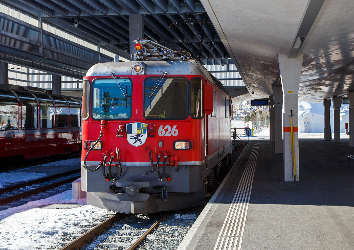 Die RhB Ge 4/4 II 626 „Malans“  (RhB BoBo II – 626) am 20 Februar 2017 im RhB Bahnhof St. Moritz. 

Rechts durch die Pfeiler des Bahnsteiges kann man noch das SRF Sport Schneehaus/Iglu erkennen. W�hrend der �Alpinen Ski WM St. Moritz 2017� (6. bis 19. Februar 2017) sendet SRF aus dem eigens aufgebauten Schneehaus beim Bahnhof St. Moritz.
