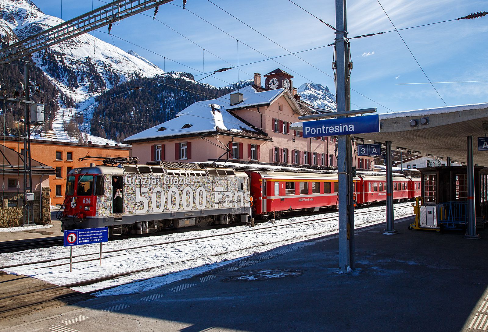 Die RhB Ge 4/4 II – 624 „Celerina/Schlarigna“ (seit 2014 mit Dank an die �ber 50.000 Fans auf Facebook, ich geh�re nun auch dazu) mit einem RhB Regio der Engadinerlinie (Pontresina - Sagliains - Scuol-Tarasp) am 20 Februar 2017 im Bahnhof Pontresina.