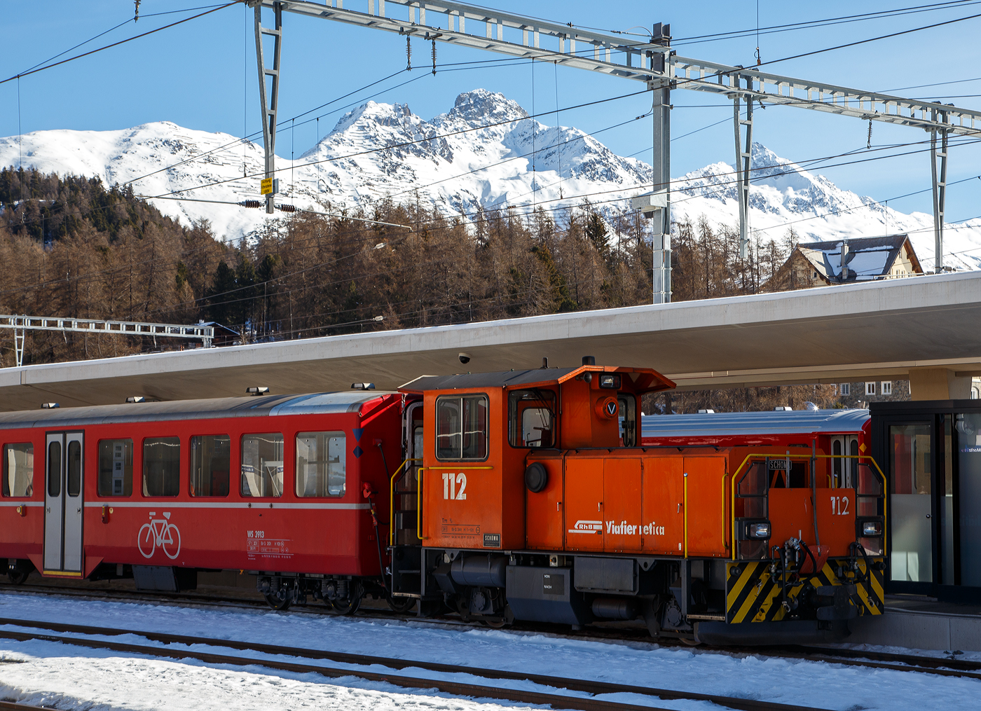Die RhB Tm 2/2 112 (eine Schöma CFL 250 DCL ) am 20 Februar 2017 im Bahnhof  St. Moritz, bei der Arbeit.

Die Lok wurde 2001 von Schöma (Christoph Schöttler Maschinenfabrik GmbH) in Diepholz unter der Fabriknummer 5667 gebaut und an die RhB geliefert.