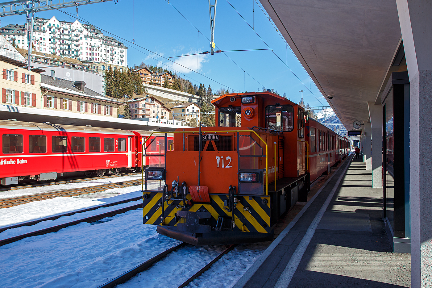 Die RhB Tm 2/2 112 (eine Schöma CFL 250 DCL ) am 20 Februar 2017 im Bahnhof  St. Moritz, bei der Arbeit.

Die Lok wurde 2001 von Schöma (Christoph Schöttler Maschinenfabrik GmbH) in Diepholz unter der Fabriknummer 5667 gebaut und an die RhB geliefert.