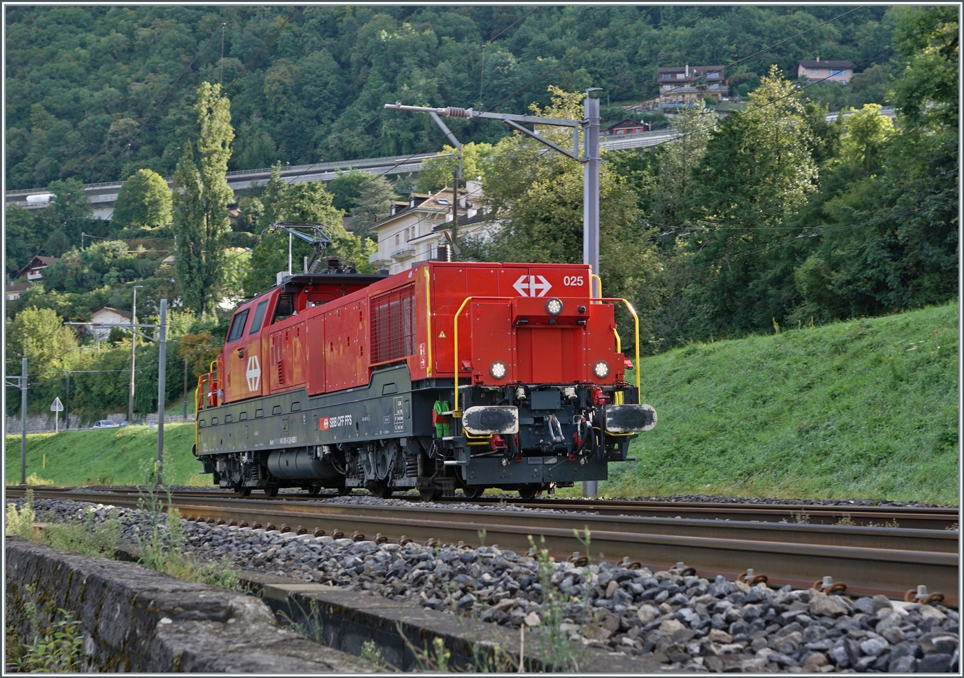 Die SBB Aem 940 025 ist bei Villeneuve auf dem Weg in Richtung Wallis. 

6. Sept. 2024
 