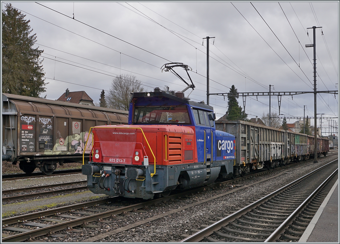 Die SBB Cargo Eem 923 013-7  Le Moléson  rangiert in Wohlen.  

6. Dezember 2024
