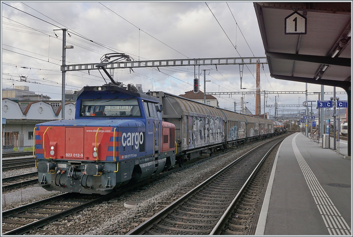 Die SBB Cargo Eem 923 012-9  Chaumont  rangiert in Zofingen eine recht lange Wagengruppe.

6. Dez. 2024
