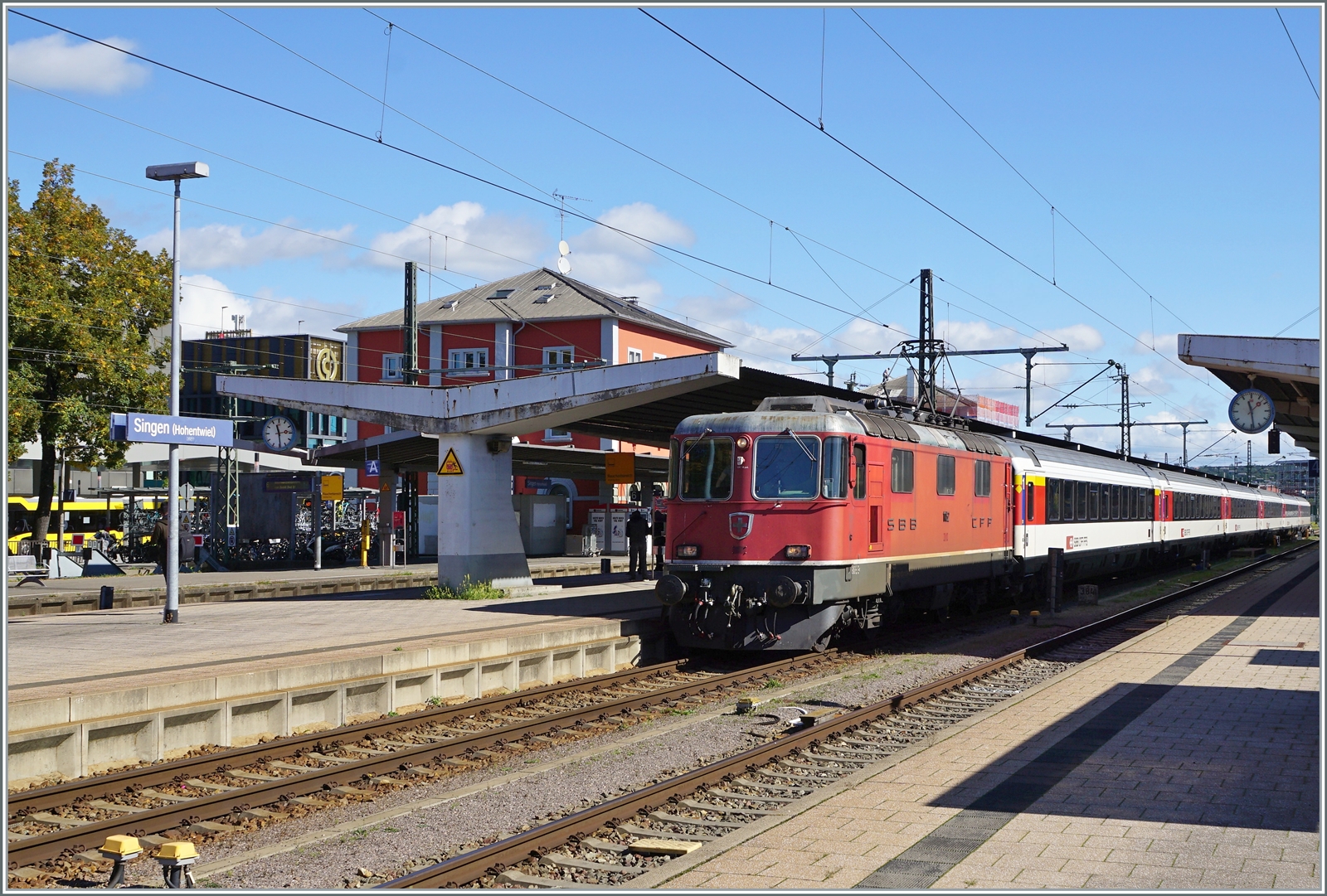 Die SBB Re 4/4 II 11130 wartet in Singen Htw) mit ihrem IC 4 483 auf die Abfahrt nach Zürich HB. 

19. Sept. 2022