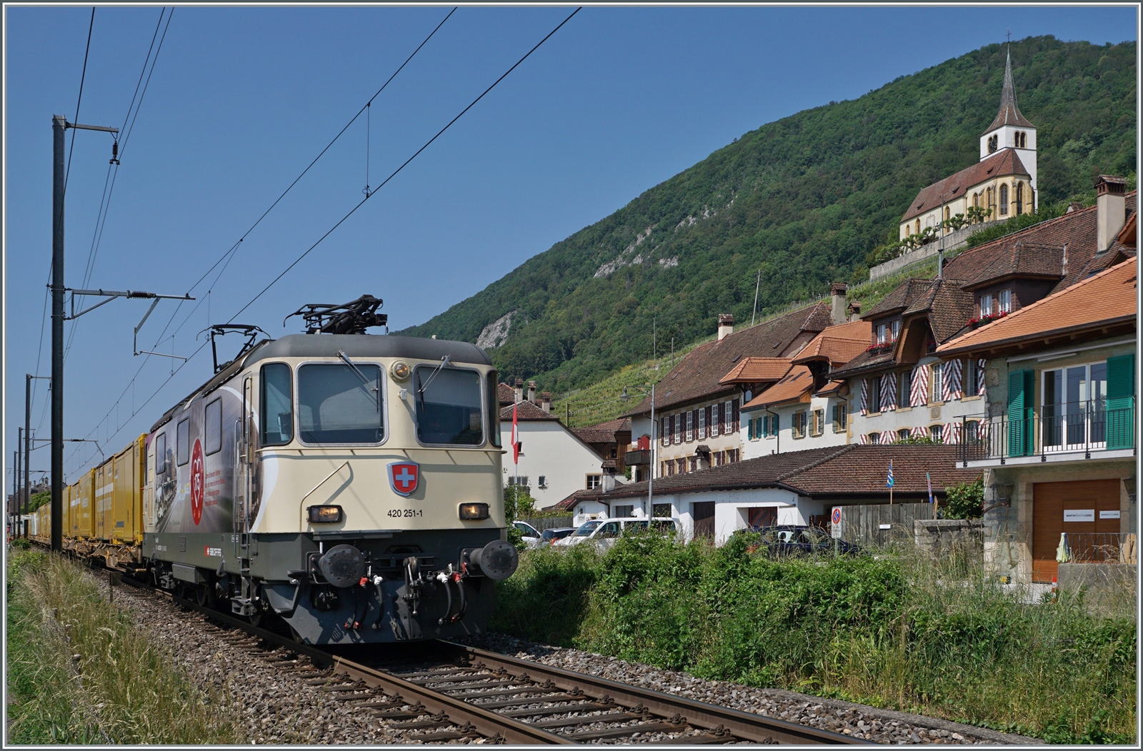 Die SBB Re 4/4 II 11251 (Re 420 251-1)  175 Jahre Schweizer Bahnnen  in Ligerz. Es wird wohl die letzte Jubiläumslok sein, die sich in dieser wunderschönen Gegend präsentiert, wird doch die Strecke hier in in wenigen Jahren in einem Tunnel verschwinden. 

5. Juni 2023