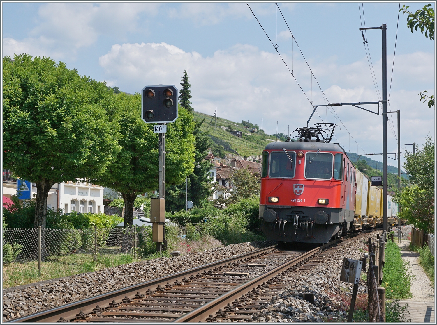 Die SBB Re 4/4 II 11294 (Re 420 294-1)  Zirkus Knie  ist mit einem Güterzug bei Ligerz in Richtung Neuchâtel unterwegs. 

5. Juni 2023
