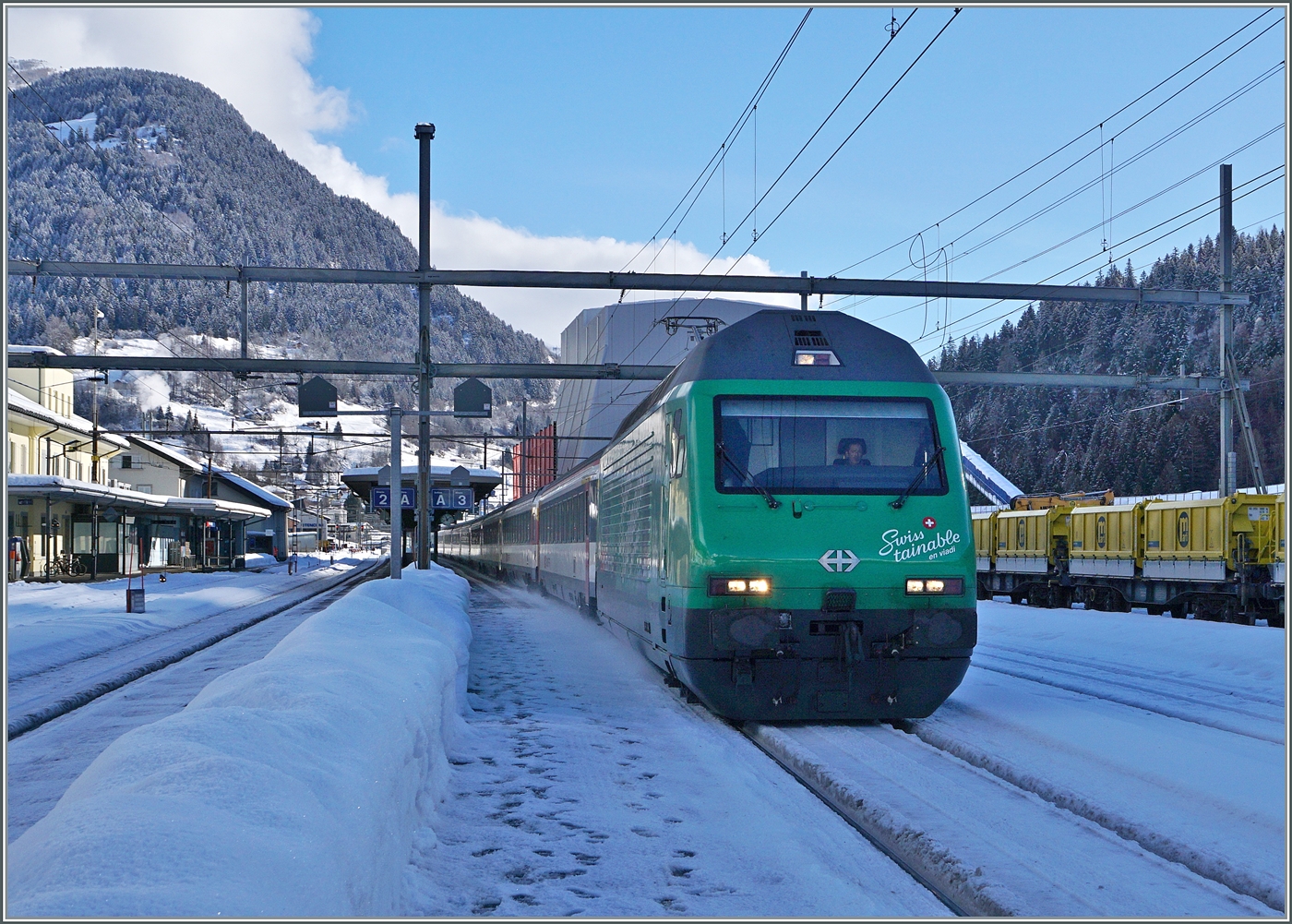 Die SBB Re 460 010  Swiss Tainable  ist in Airolo mit ihrem IC 2 10874 auf dem Weg von Lugano nach Zürich HB. 21. Januar 2025