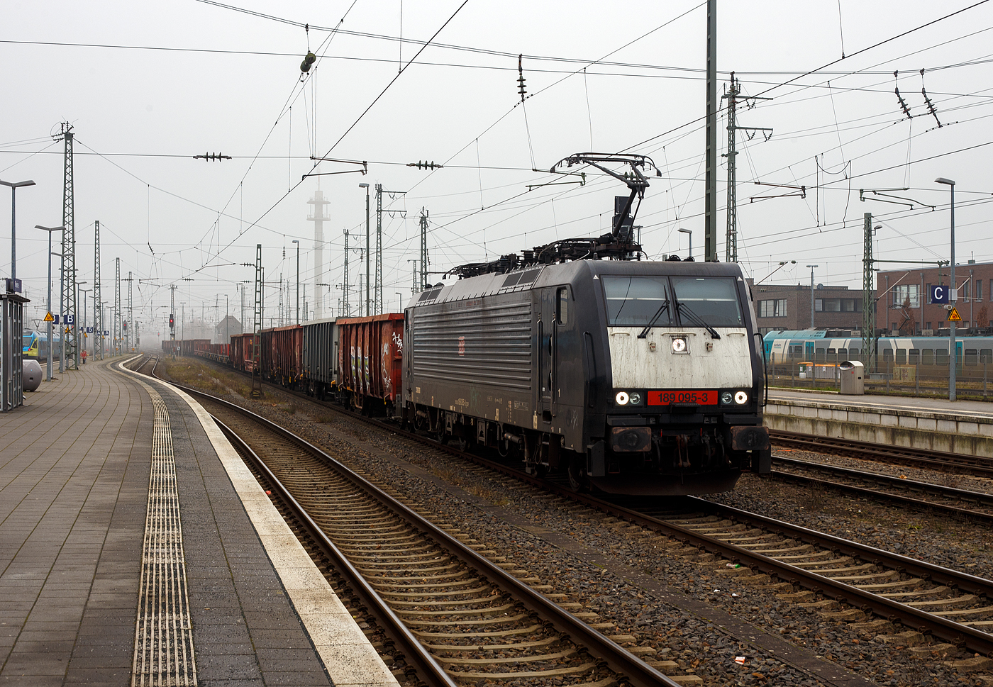 Die schwarze DB 189 095-3 (91 80 6189 095-3 D-DB) der DB Cargo AG, ex MRCE Dispolok E 189-095-3 / ES 64 F4-995, steht am 21 Januar 2025 mit einem gemischten Güterzug im Bahnhof Rheine, noch hat sie Hp 0. 

Die Siemens EuroSprinter ES 64 F4 wurde 2003 in der Variante B2 (Class 189-VB2) von Siemens in München-Allach unter der Fabriknummer 21081 
gebaut und an die Railion Deutschland AG ausgeliefert. In der Variante B hatte sie nur die Zulassung für Deutschland. Im Oktober 2006 wurde sie an die MRCE - Mitsui Rail Capital Europe B.V. verkauft (ab 2008 MRCE Dispolok GmbH, München). Im Januar 2008 wurde sie in die Variante J (Class 189-VJ) umgebaut und besitzt so die Zugbeeinflussungssysteme LZB/PZB, ETCS und ATB für den Einsatz in Deutschland und die Niederlande. Die Stromabnehmerbestückung ist folgende: 
Pos. 1: D, NL (AC)
Pos. 2: NL (DC)
Pos. 3: NL (DC)
Pos. 4: D, NL (AC)

Nach vielen Mietstationen u.a. auch DB Cargo, wurde sie im Juni 2021 wieder von der DB Cargo AG gekauft.
