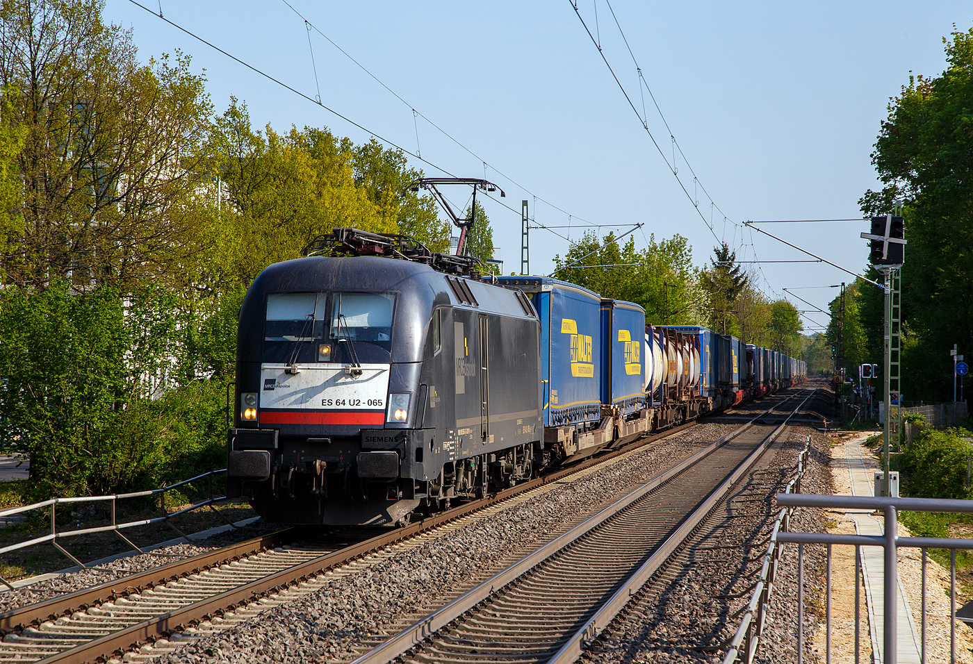 Die schwarze MRCE Dispolok ES 64 U2-065/ LZB 182 565-2 (91 80 6182 565-2 D-DISPO) fährt am 20.04.2018 mit einem KLV-Zug durch den Bf. Bonn UN Campus in Richtung Köln.

Die Siemens ES64U2 wurde 2004 von Siemens-TS Werk in Linz unter Fabriknummer 21047 gebaut und an die damalige Siemens Dispolok GmbH in München (heute MRCE - Mitsui Rail Capital Europe GmbH) geliefert. 
