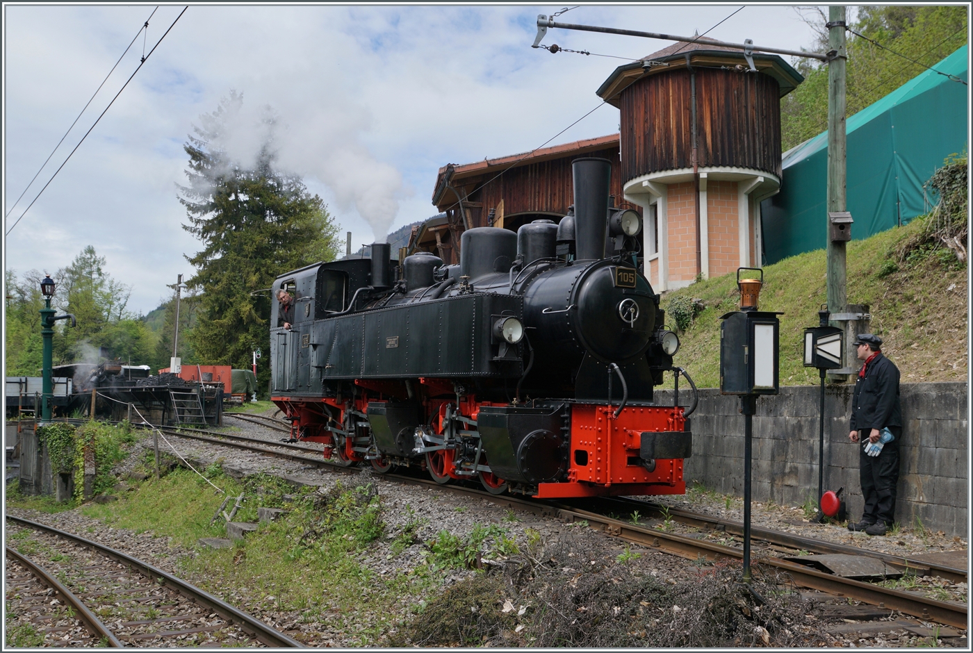 Die SEG G 2x 2/2 105 der Blonay-Chamby Bahn hat ihre Vorräte ergänzt und dampft nun wieder in den Museumsbahnhof von Chaulin zurück. 

4. Mai 2024