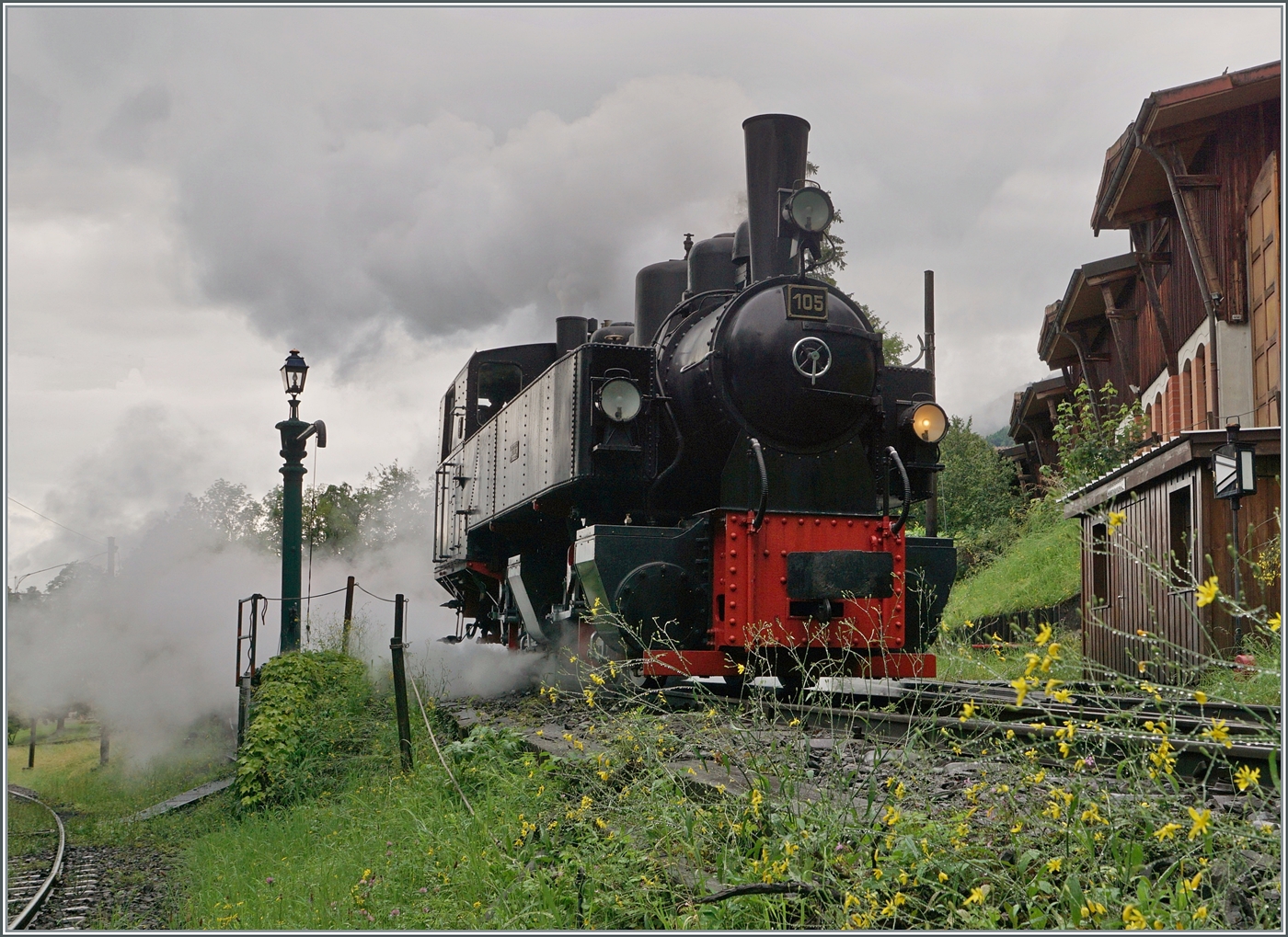 Die SEG G 2x 2/2 105 ist nun wieder mit reichlich Wasser und Kohle bestückt werden und dampft bereits wieder los, um im Museumsbahnhof den nächsten Zug nach Blonay zu bespannen. 22. Juni 2024 