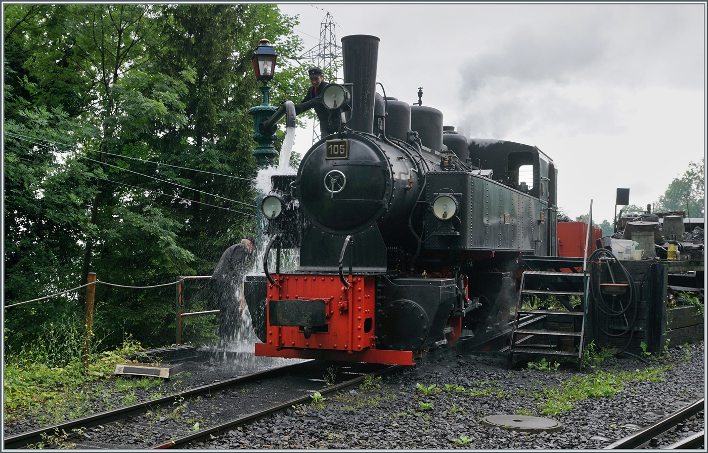 Die SEG G 2x 2/2 105 der Blonay-Chamby Bahn wird in Chaulin mit Wasser und Kohle versorgt. 

22. Juni 2024