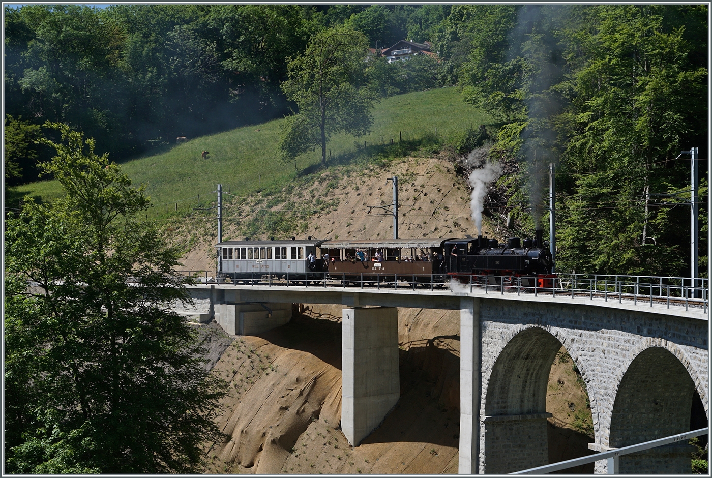 Die SEG G 2x 2/2 105 der Blonay Chamby Bahn ist mit ihrem Dampfzug auf dem Weg von Blonay nach Chamby und fährt über den nun frisch sanierten Baye de Clarens Viadukte. Der westliche Teil des Viaduktes wurde neu erstellt und wird in Zukunft den ständigen Bergdruck (bzw. die Bewegung des Hangs) in Richtung Baye de Clarens Schlucht aufnehmen können, ohne dass sich die Brücke verformt. 

18. Mai 2025