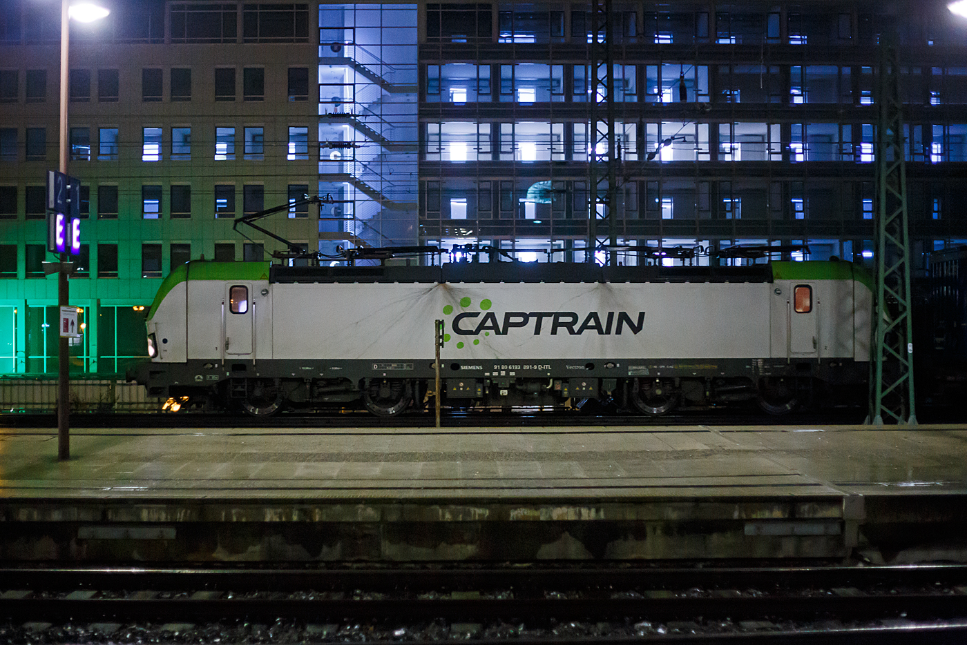 Die Siemens Vectron 193 891-9 „Michael“ (91 80 6193 891-9 D-ITL) der CAPTRAIN Deutschland GmbH / ITL Eisenbahngesellschaft mbH fährt am Abend des 06,12.2022 (20:15 Uhr) mit einem LKW-Walter KLV-Zug durch den Hauptbahnhof Dresden in Richtung Pirna.

Die Multisystemlokomotive Siemens Vectron MS wurde 2015 von Siemens Mobilitiy in München-Allach unter der Fabriknummer 21964 gebaut. Die Vectron MS mit einer Leistung von 6.4 MW ist für 160 km/h, in Deutschland, Österreich, Ungarn, Polen, Tschechien und der Slowakei (D/A/H/PL/CZ/SK) zugelassen.

Captrain ist das Gesicht der SNCF außerhalb Frankreichs. Die SNCF Logistics ist die Transport- und Logistiksparte der französischen Société Nationale des Chemins de fer Français (SNCF).  Die ITL Eisenbahngesellschaft mbH (ITL) mit Sitz in Dresden gehört seit Dezember 2010 vollständig zur SNCF-Gruppe und ist Teil des Captrain-Netzes. 