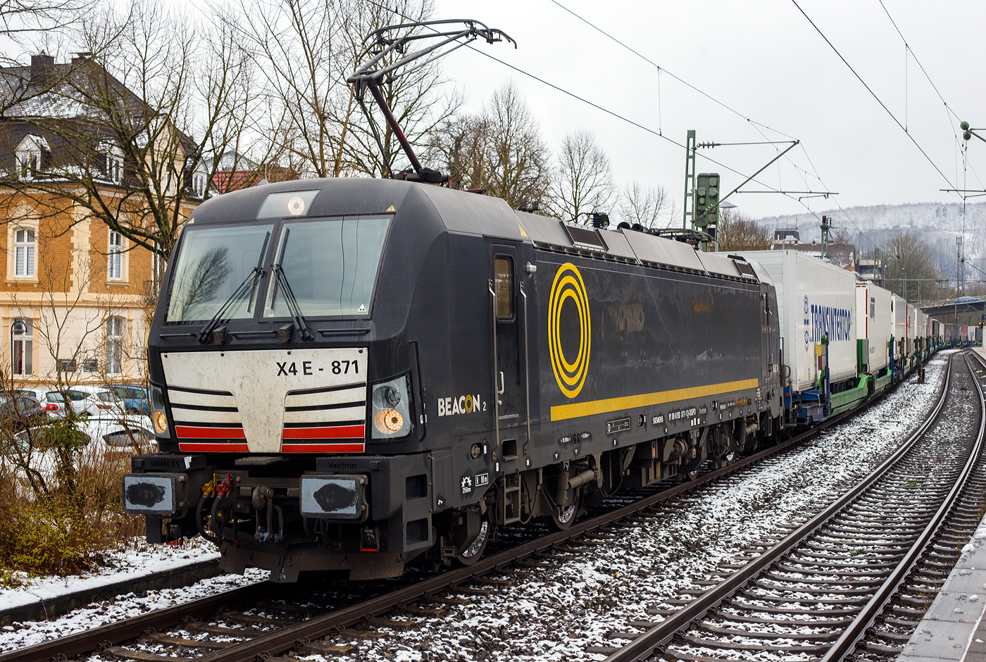 Die Siemens Vectron AC - X4 E - 871 bzw. 193 871-1 (91 80 6193 871-1 D-DISPO) der Beacon Rail Capital Europe GmbH (M�nchen) f�hrt am 10 Januar 2025 mit dem HELROM Trailer Zug Wien – D�sseldorf (einem KLV-Zug), durch den Bahnhof Kirchen (Sieg) in Richtung K�ln.

Die Siemens Vectron AC wurde 2013 von Siemens Mobility GmbH in M�nchen-Allach unter der Fabriknummer 21834 gebaut und an die MRCE - Mitsui Rail Capital Europe GmbH (M�nchen) als X4 E – 871 geliefert. Seit September 2023 hat die Beacon Rail Metro Finance B.V. die Mitsui Rail Capital Europe B.V. (Amsterdam) und somit auch die Mitsui Rail Capital Europe GmbH im M�nchen �bernommen, so firmiert sie nun als Beacon Rail Capital Europe GmbH, M�nchen (BRCE / DISPO).

Diese Vectron Lokomotive ist ein Wechselstrom-Variante in der Version AC B03 und ist zugelassen f�r Deutschland, �sterreich und Ungarn. Sie ist mit einer Leistung von 6.400 kW konzipiert und hat eine H�chstgeschwindigkeit von 200 km/h