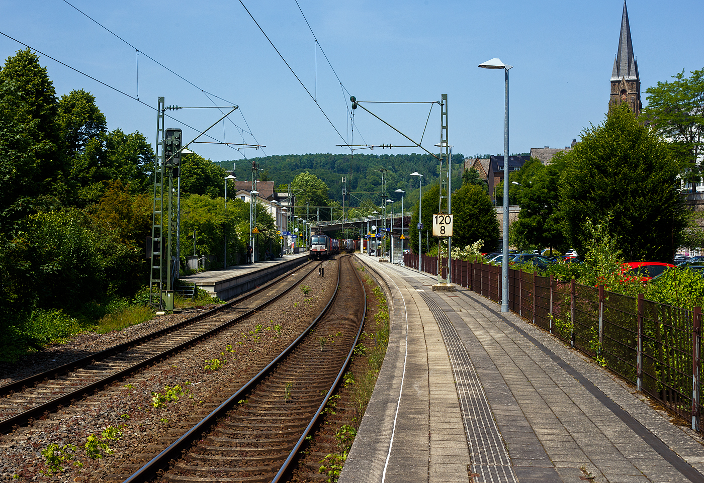 Die SIEMENS Vectron AC - X4 E - 609 bzw. 193 609-5 (91 80 6193 609-5 D-DISPO) der Beacon Rail Capital Europe GmbH (München) fährt am Freitag den 13 Juni 2025, mit einem KLV-Zug, durch Kirchen/Sieg in Richtung Köln. 

Die Siemens Vectron AC wurde 2015 von der Siemens Mobility GmbH in München-Allach unter der Fabriknummer 21990 gebaut und an die MRCE - Mitsui Rail Capital Europe GmbH (München) als X4 E – 609 geliefert. Seit September 2023 hat die Beacon Rail Metro Finance B.V. die Mitsui Rail Capital Europe B.V. (Amsterdam) und somit auch die Mitsui Rail Capital Europe GmbH im München übernommen, so firmiert sie nun als Beacon Rail Capital Europe GmbH, München (BRCE / DISPO).